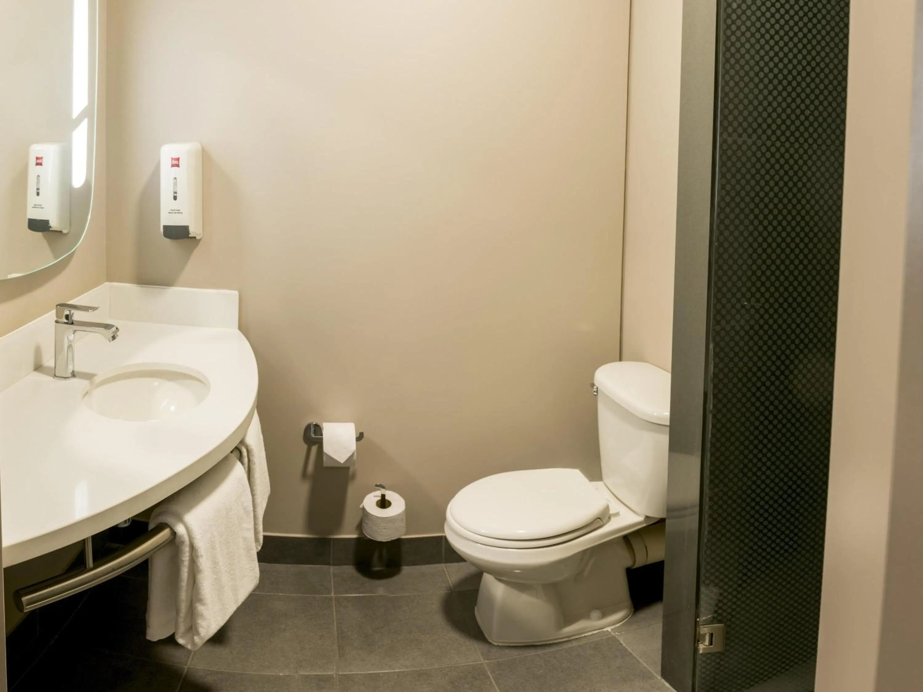 Bedroom in ibis Apartado