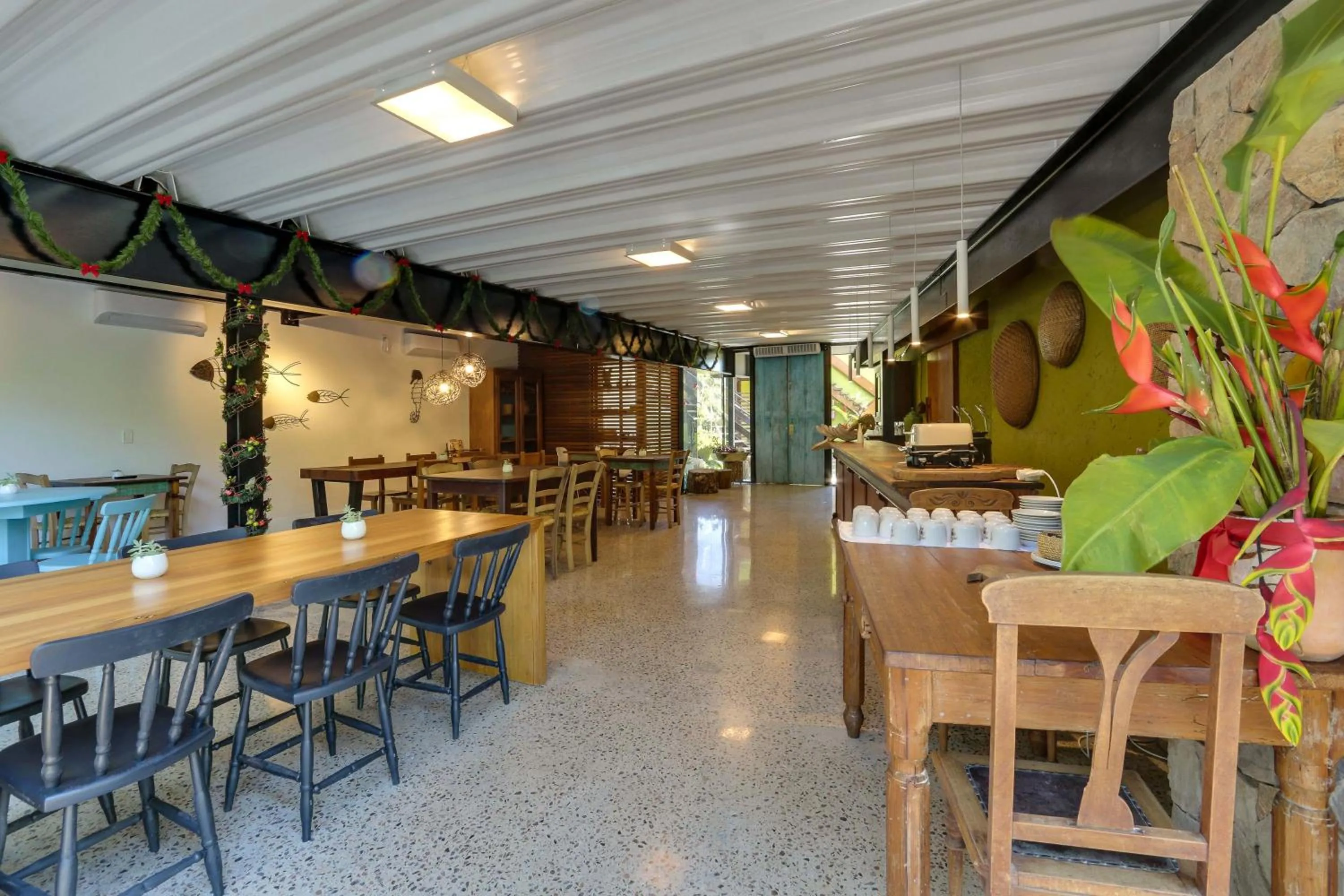 Restaurant/places to eat in Pousada Vila do Bosque