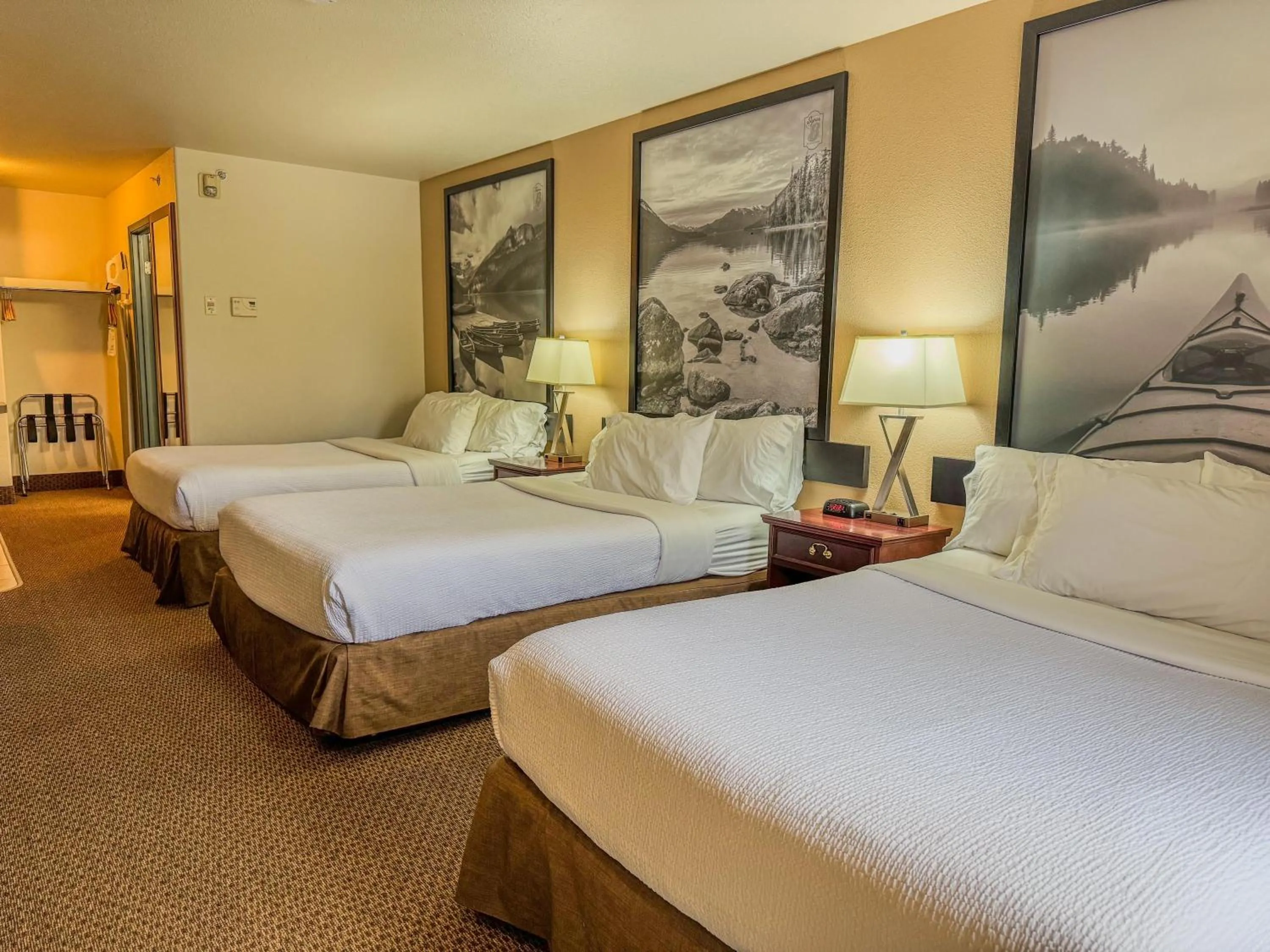 Photo of the whole room, Bed in Super 8 by Wyndham High River AB