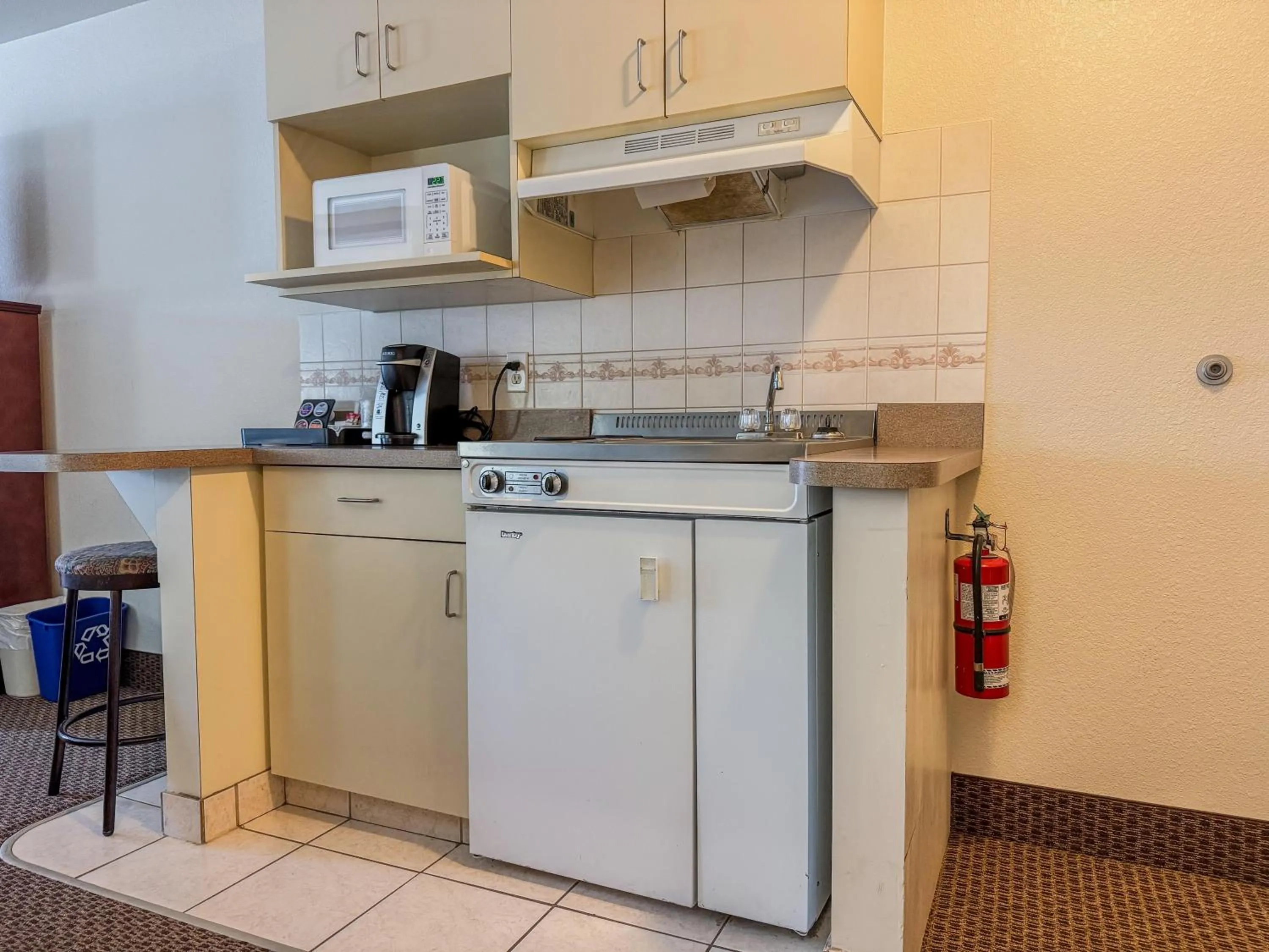 Kitchen or kitchenette in Super 8 by Wyndham High River AB