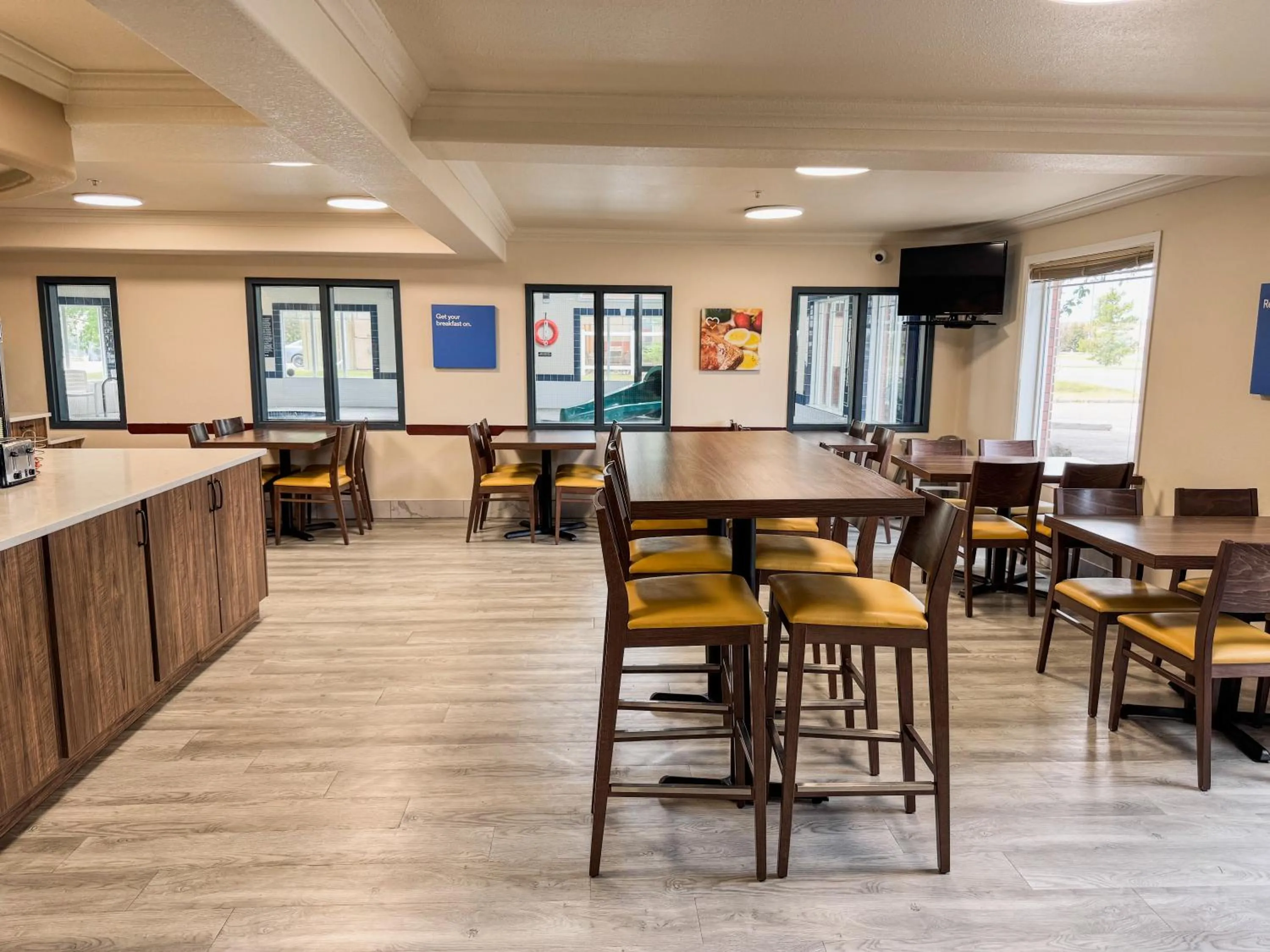 Restaurant/places to eat in Super 8 by Wyndham High River AB