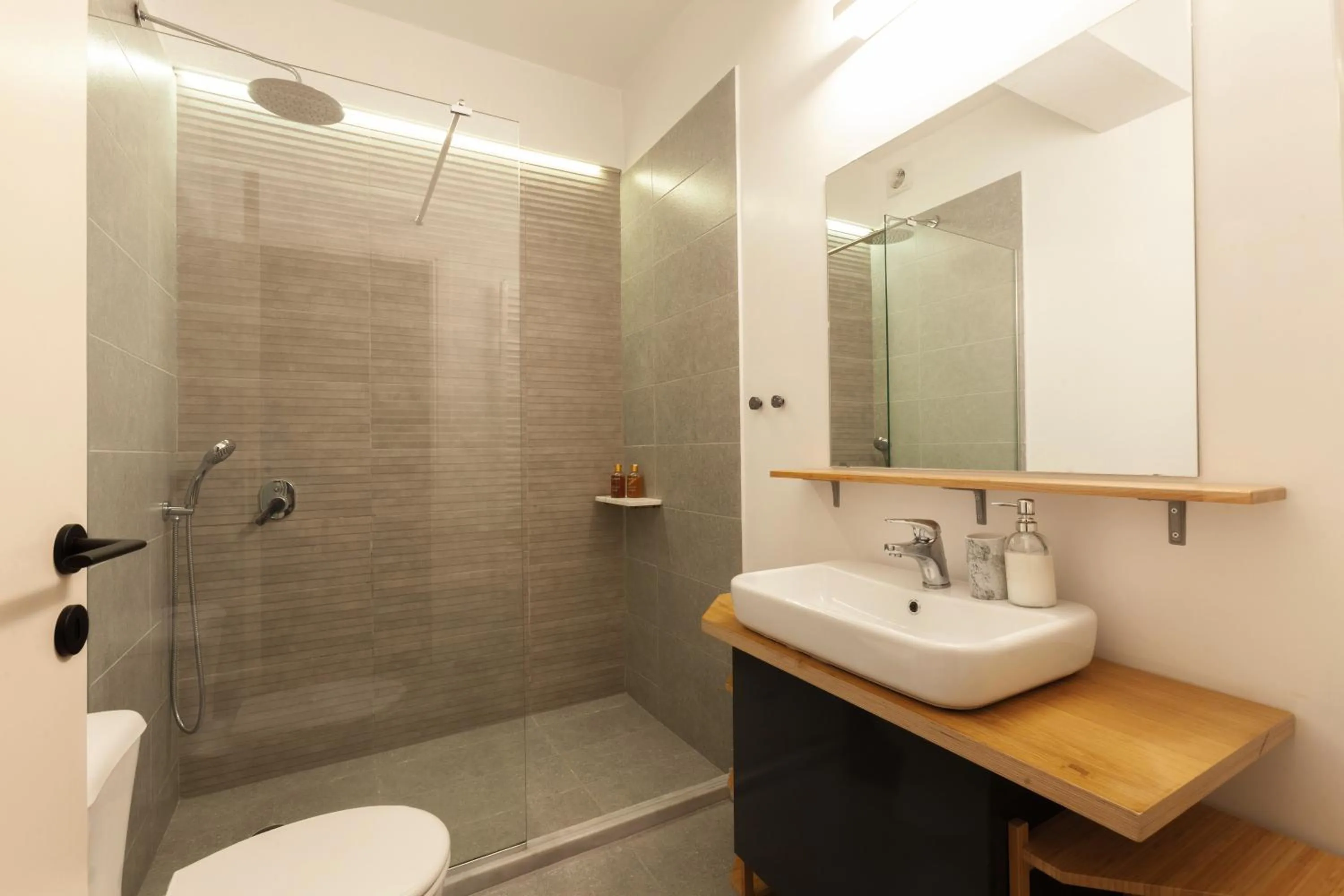 Shower in The Marble Suites, PLAKA