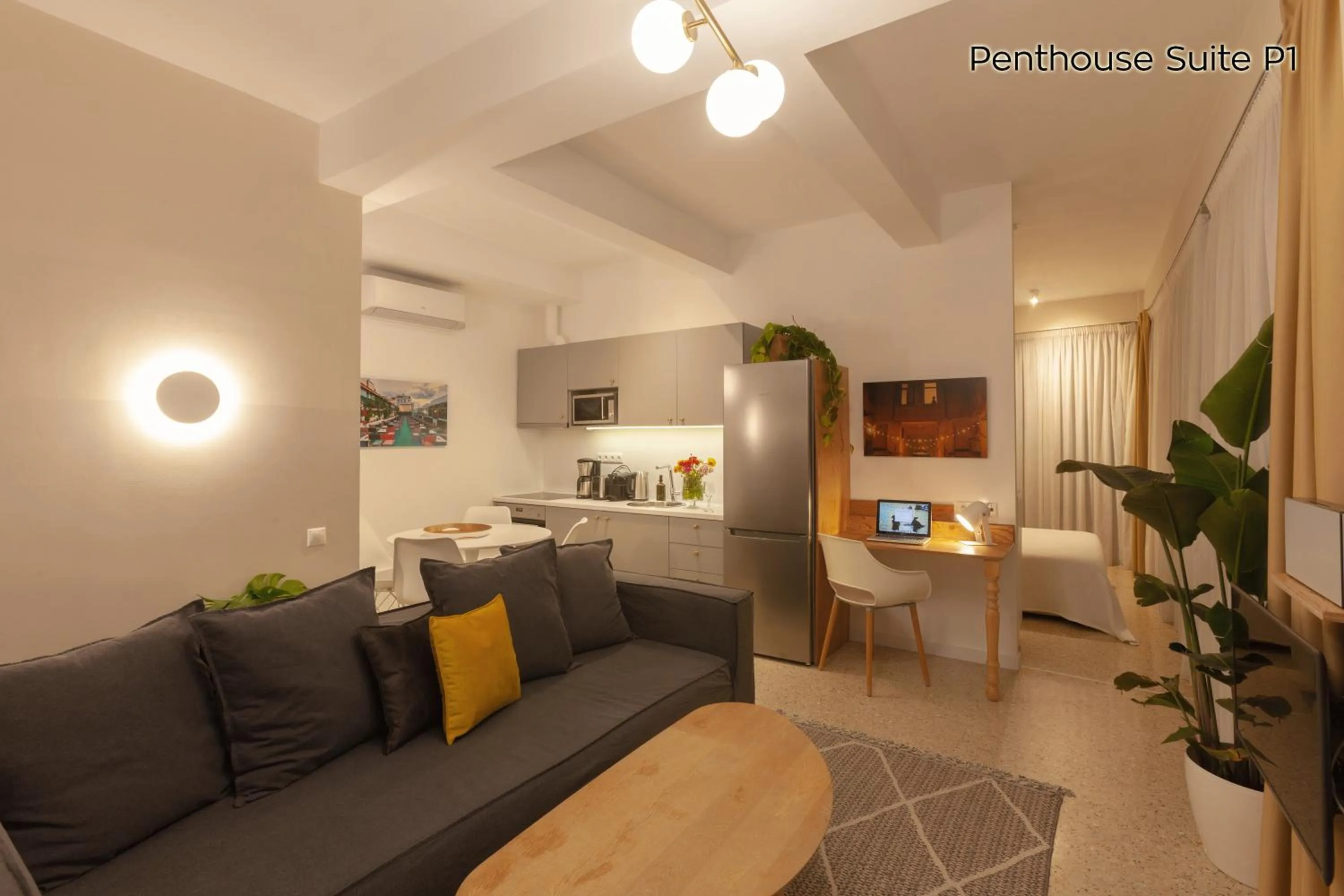 Night in The Marble Suites, PLAKA