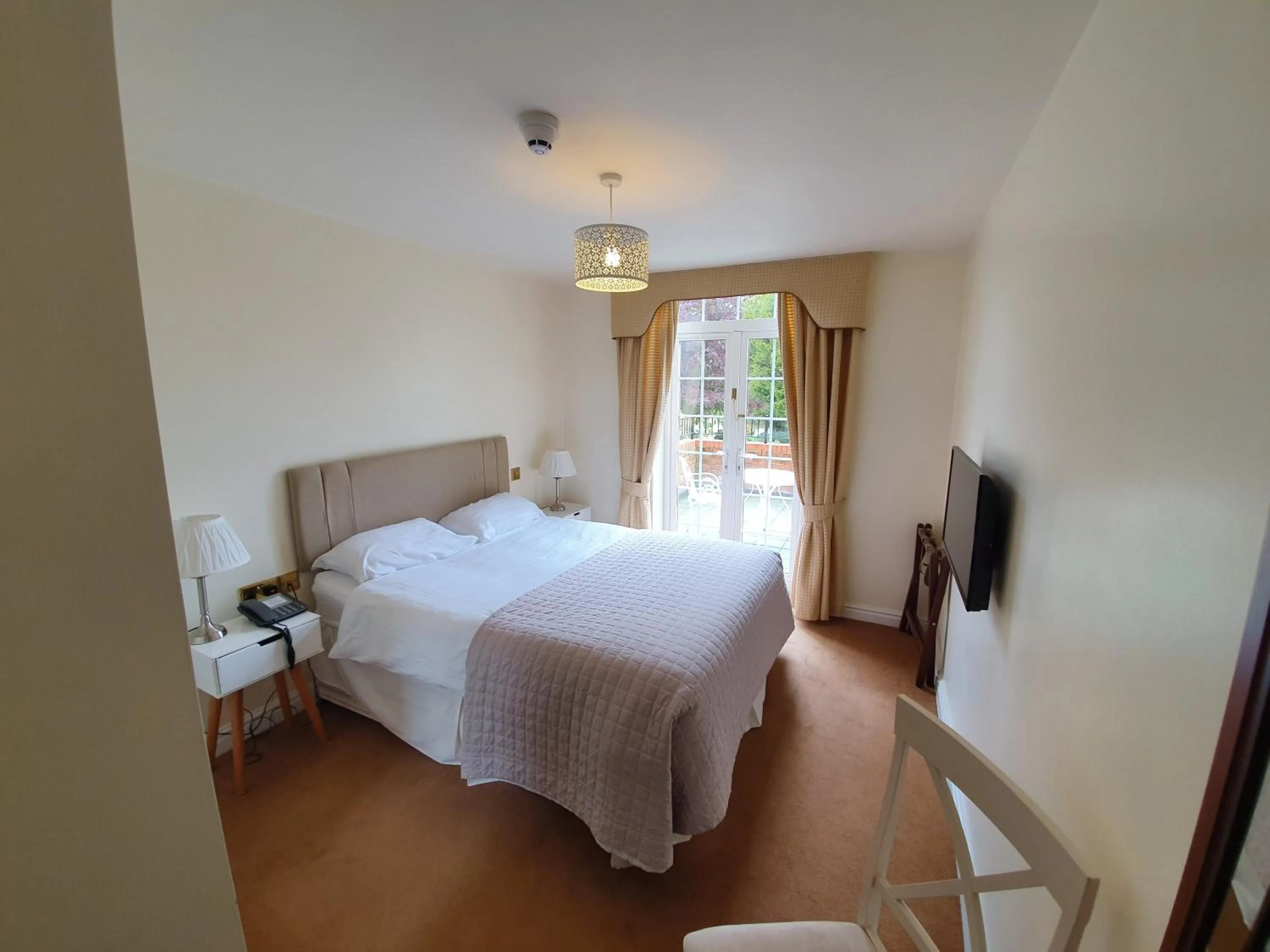 Photo of the whole room, Bed in The Upper House