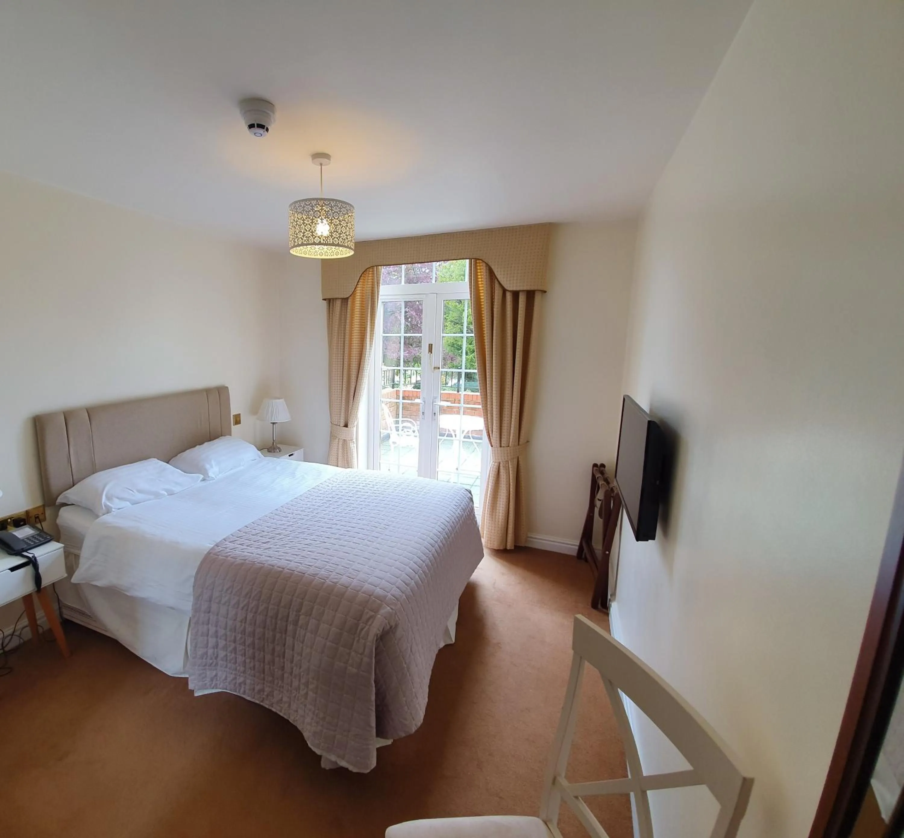 Photo of the whole room, Bed in The Upper House