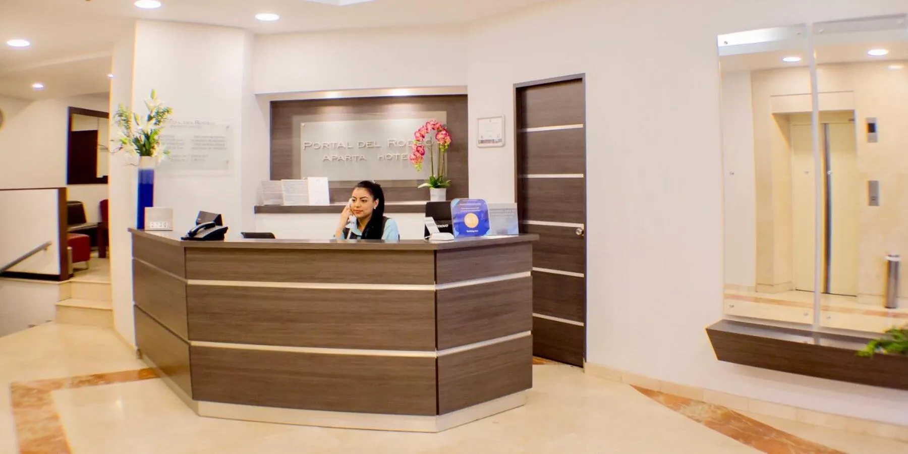 Lobby or reception in Portal del Rodeo ApartaHotel - Arkadia Mall