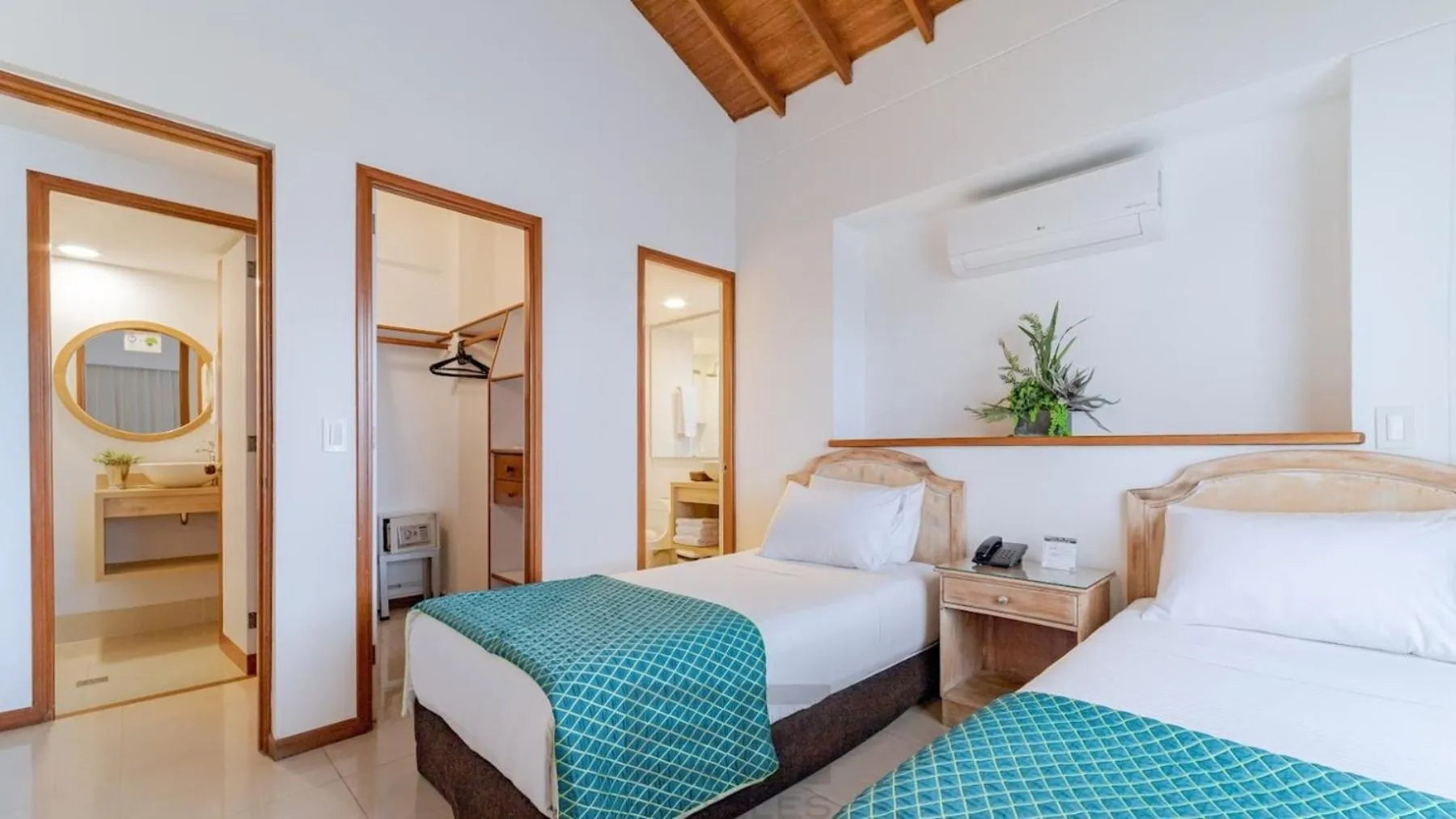 Bedroom, Bed in Portal del Rodeo ApartaHotel - Arkadia Mall