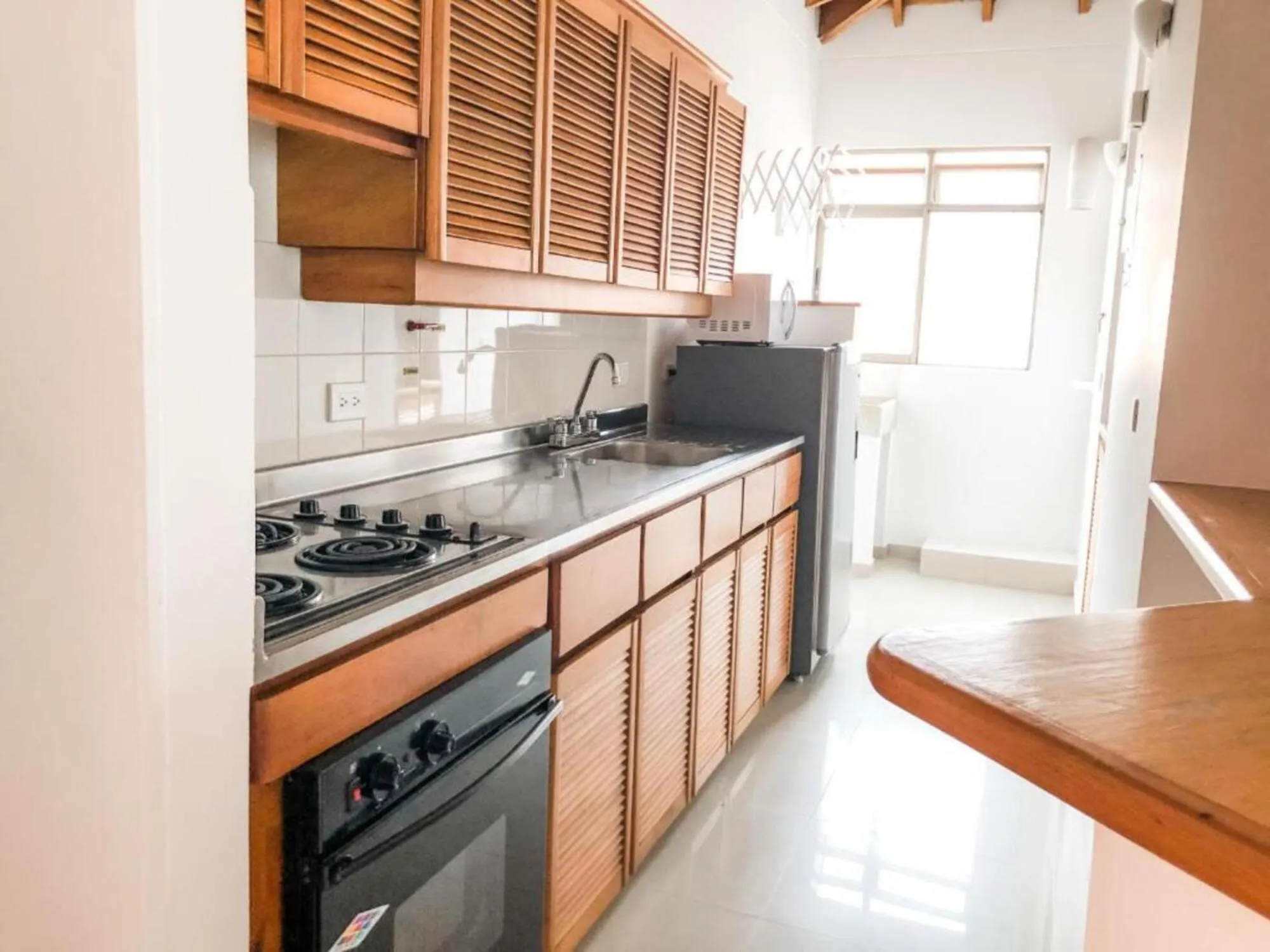 Kitchen or kitchenette in Portal del Rodeo ApartaHotel - Arkadia Mall