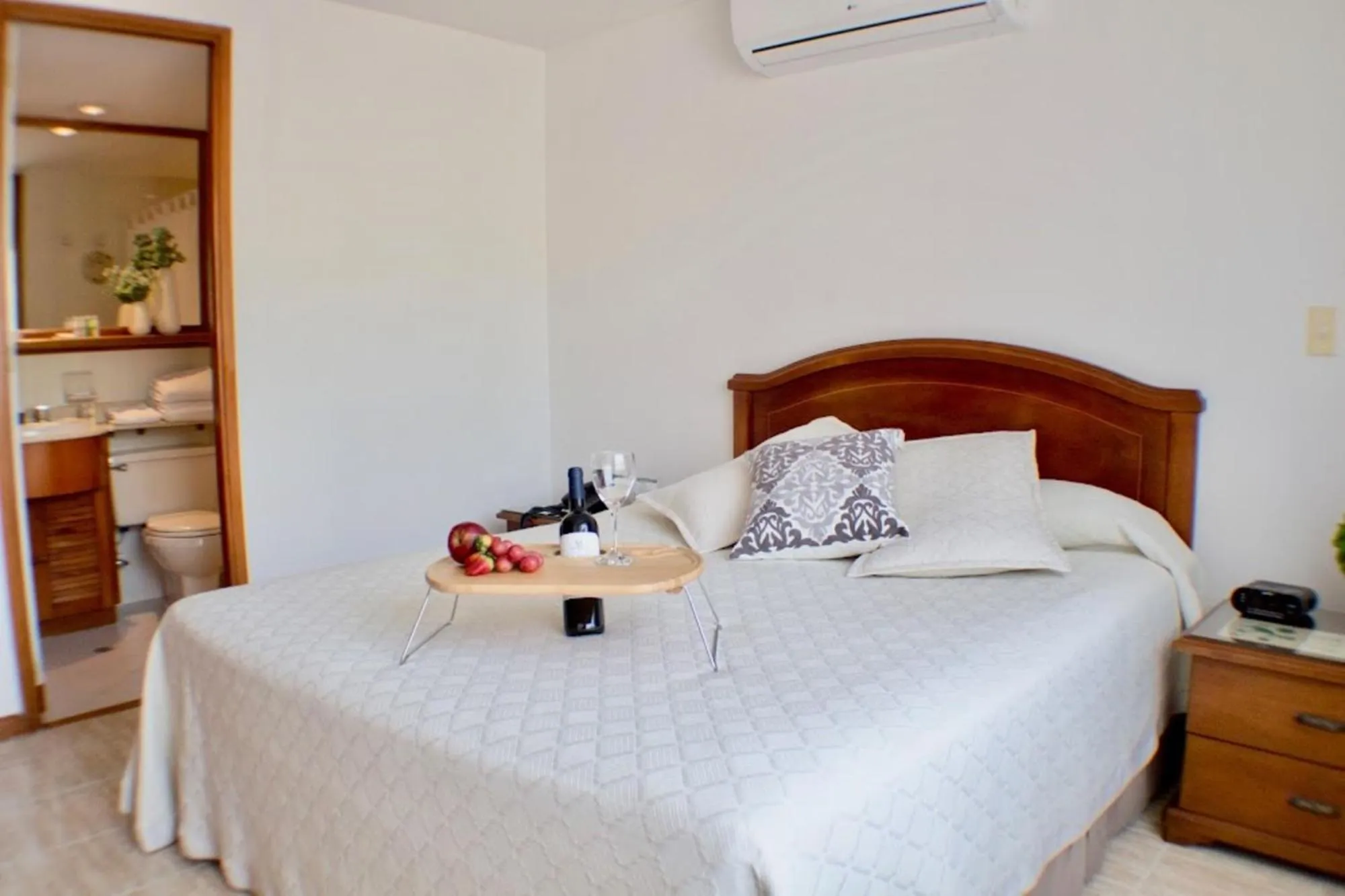 Bed in Portal del Rodeo ApartaHotel - Arkadia Mall