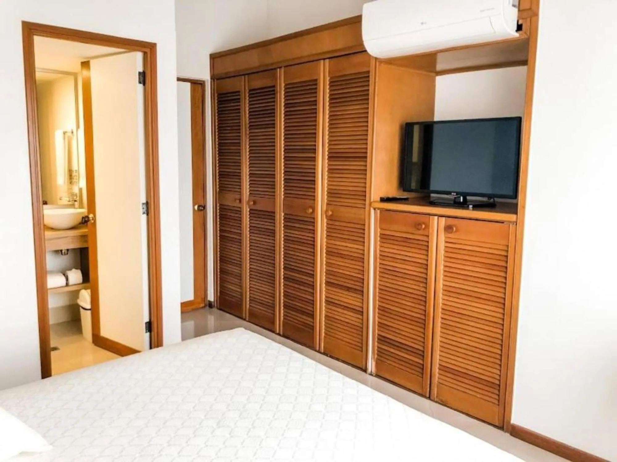 wardrobe in Portal del Rodeo ApartaHotel - Arkadia Mall