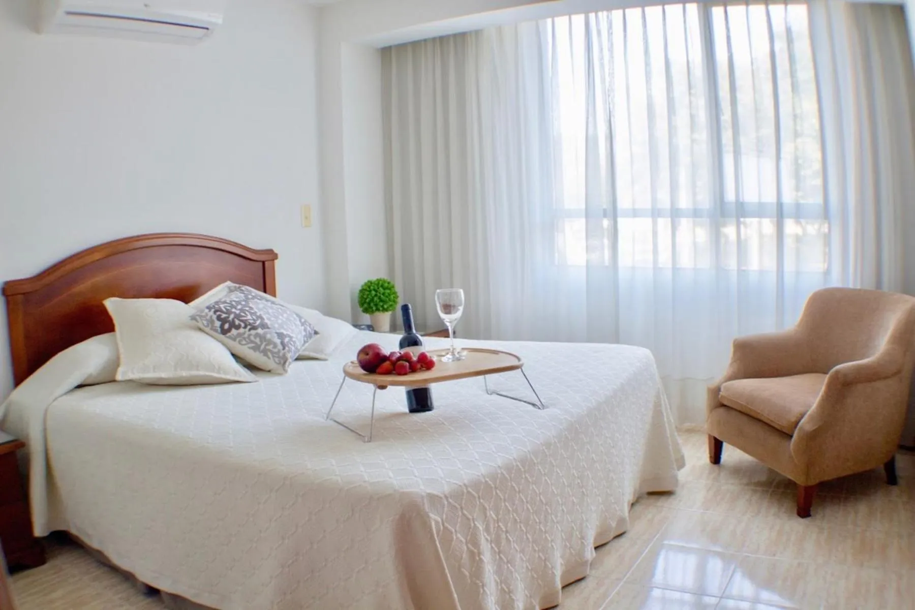 Bedroom, Bed in Portal del Rodeo ApartaHotel - Arkadia Mall