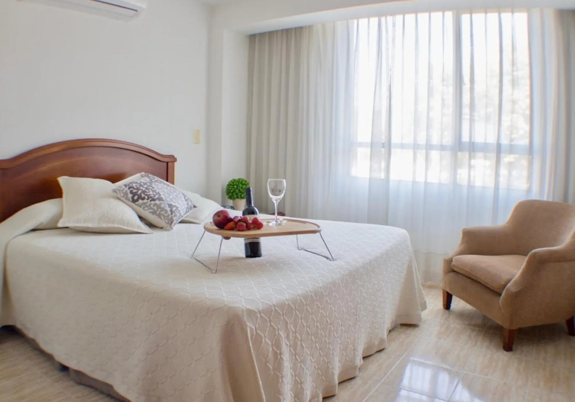 Bed in Portal del Rodeo ApartaHotel - Arkadia Mall