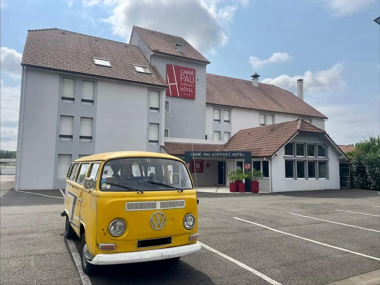 Property building in Carré Pau Airport Hôtel