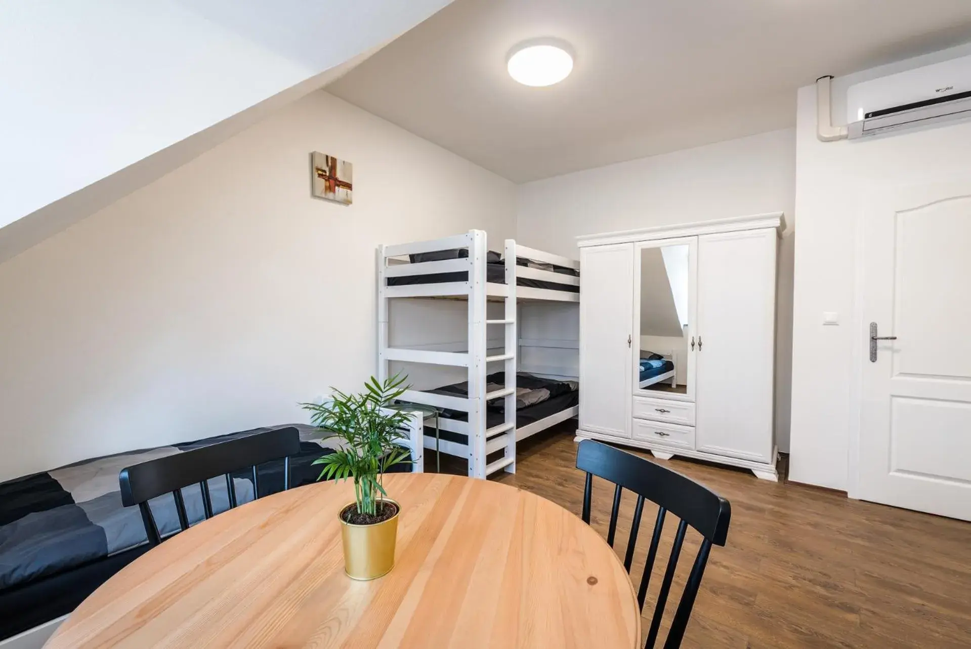 Quadruple Room with Shared Bathroom in Apart-Hostel ZERO Quadruple Room with Shared Bathroom in Apart-Hostel ZERO