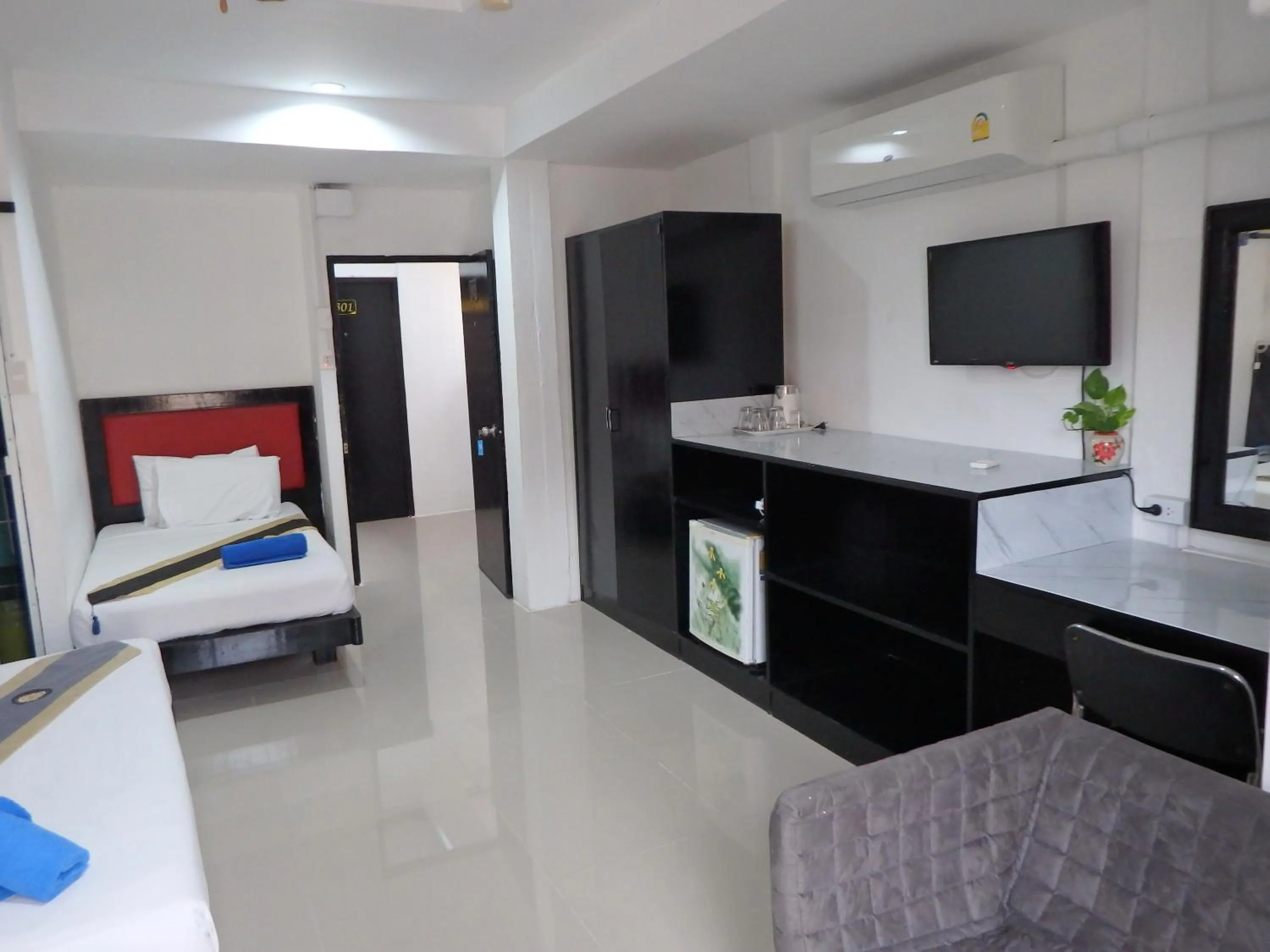 Photo of the whole room, Bed in Boomerang Inn