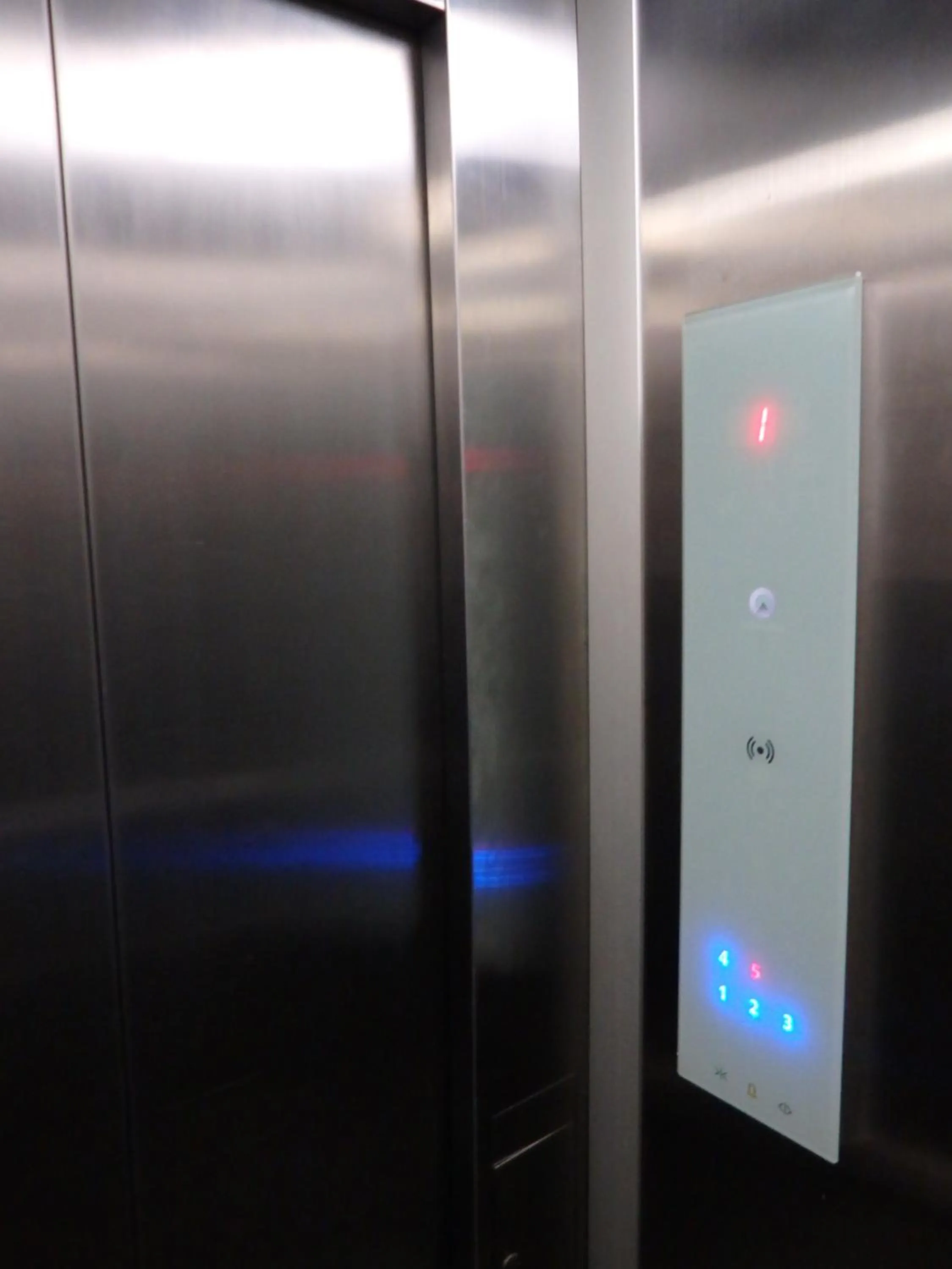 elevator in Boomerang Inn