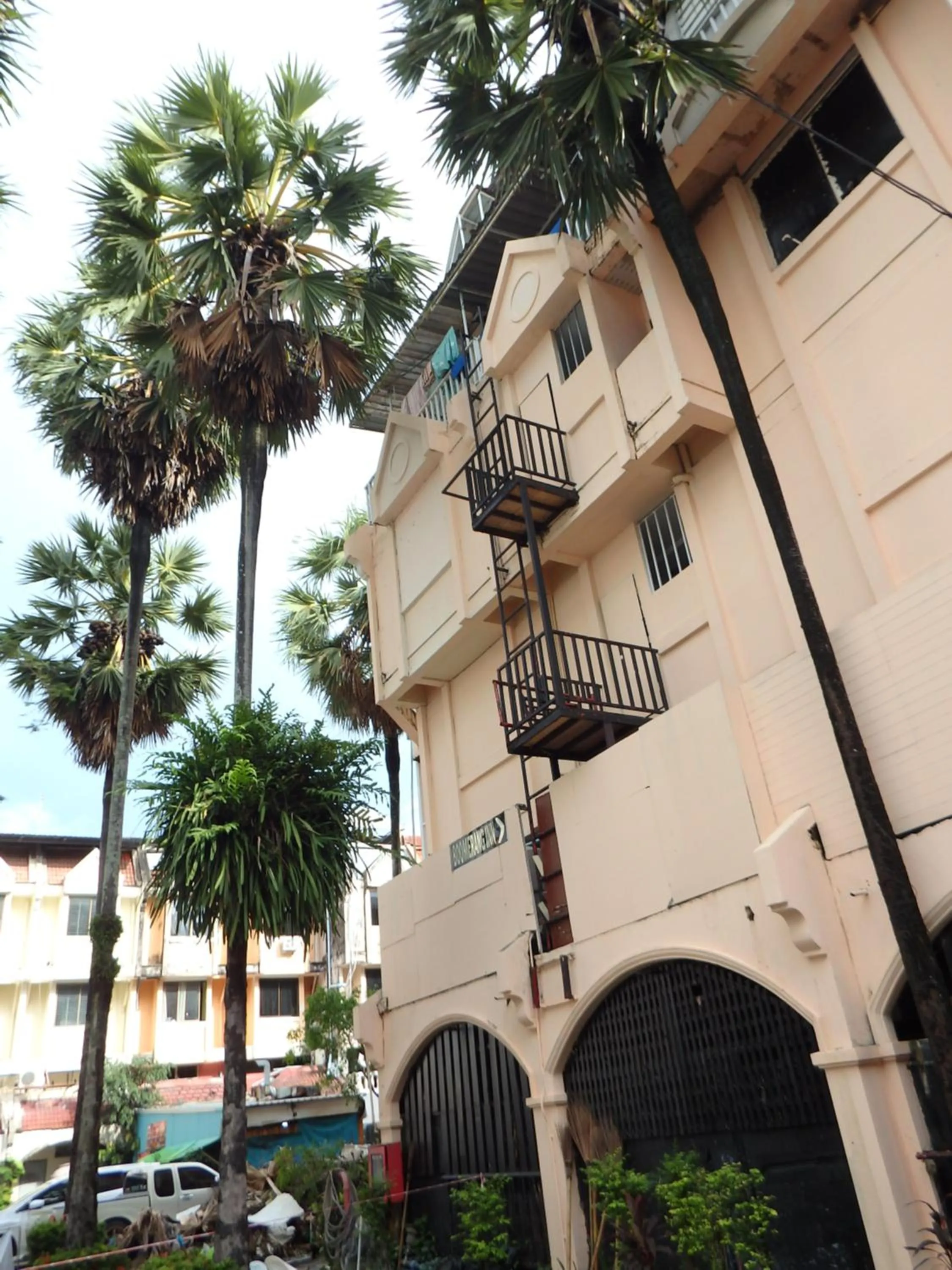 Property building in Boomerang Inn