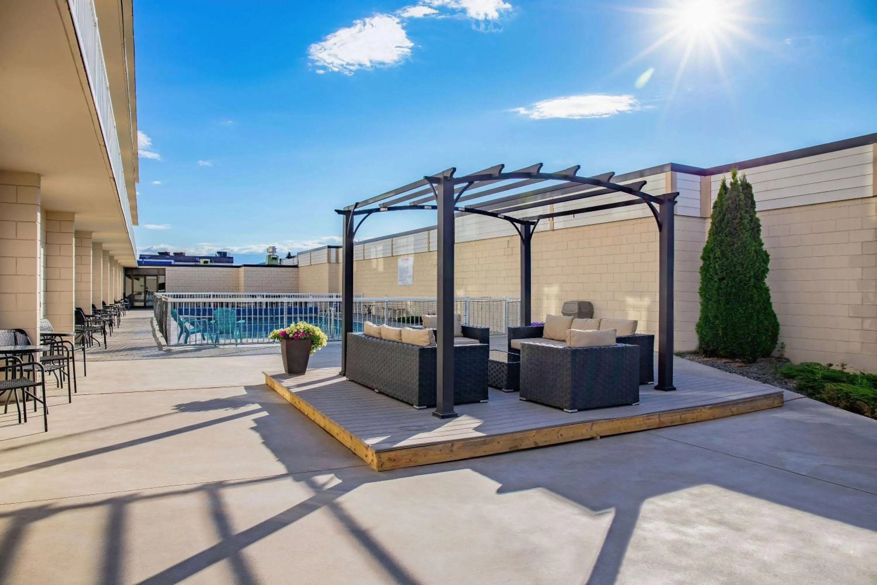 Inner courtyard view in Days Inn by Wyndham Cranbrook Conference Centre