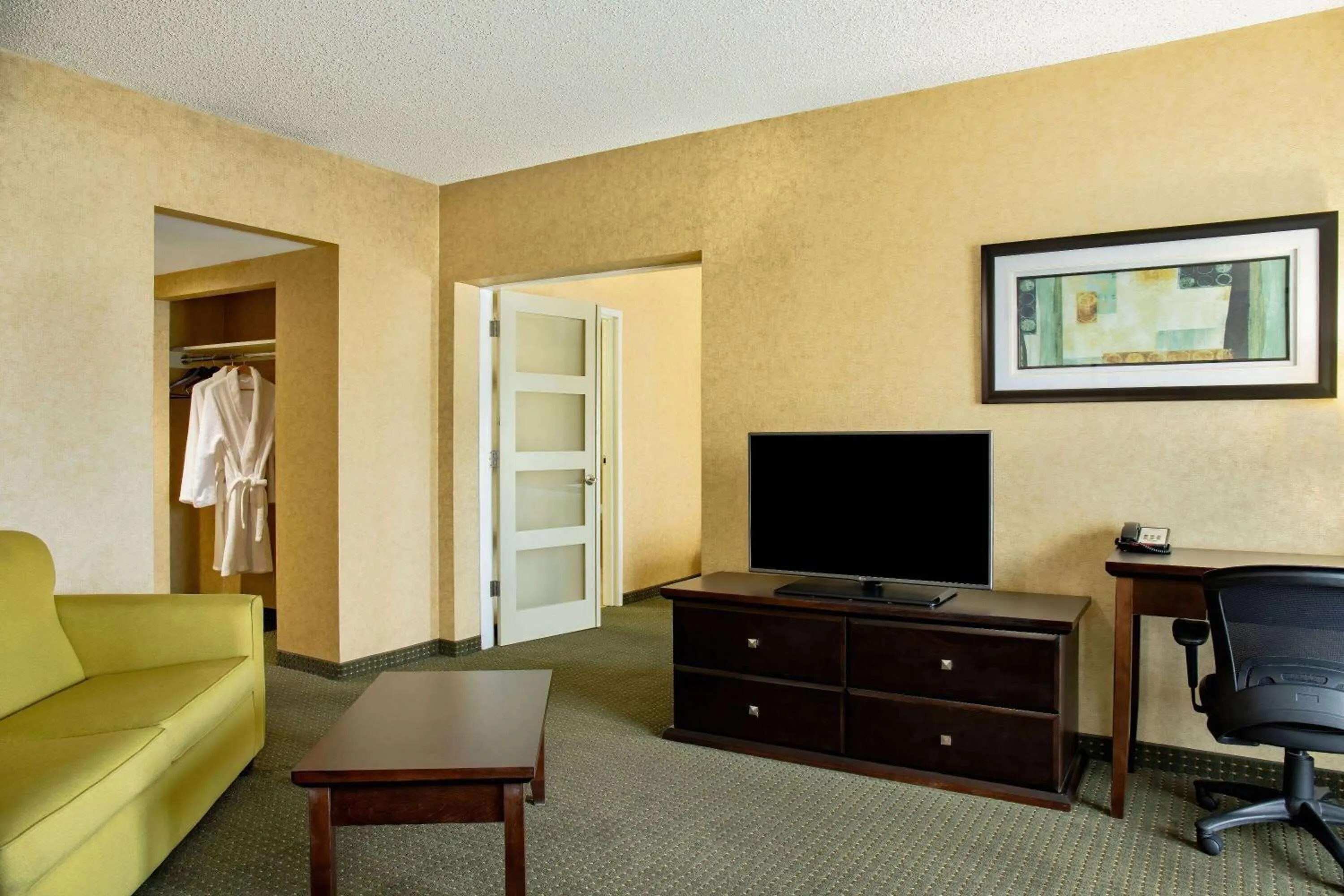 Living room in Days Inn by Wyndham Cranbrook Conference Centre