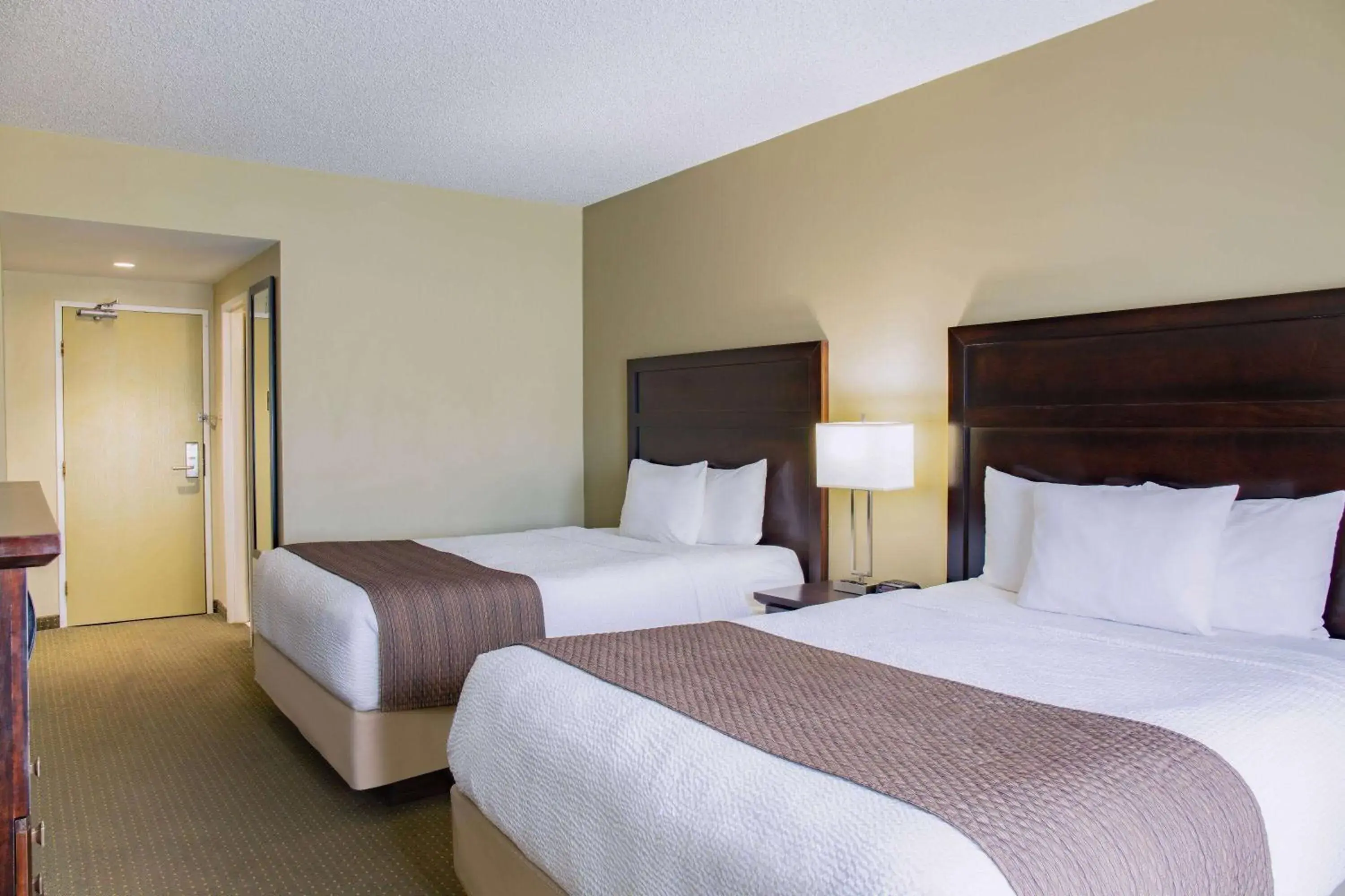 Queen Room with Two Queen Beds - Non-Smoking in Days Inn by Wyndham Cranbrook Conference Centre Queen Room with Two Queen Beds - Non-Smoking in Days Inn by Wyndham Cranbrook Conference Centre