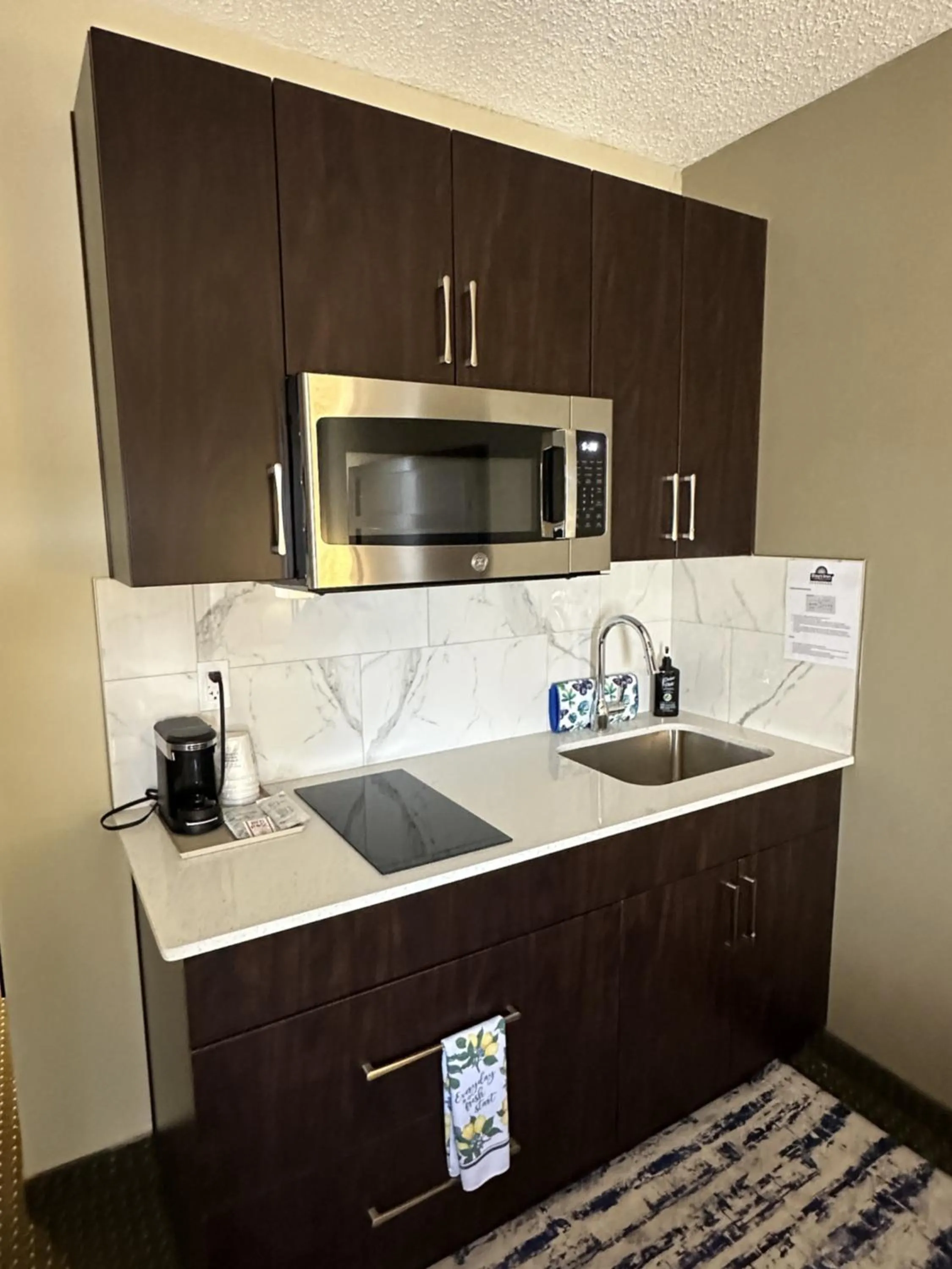 Kitchen or kitchenette in Days Inn by Wyndham Cranbrook Conference Centre