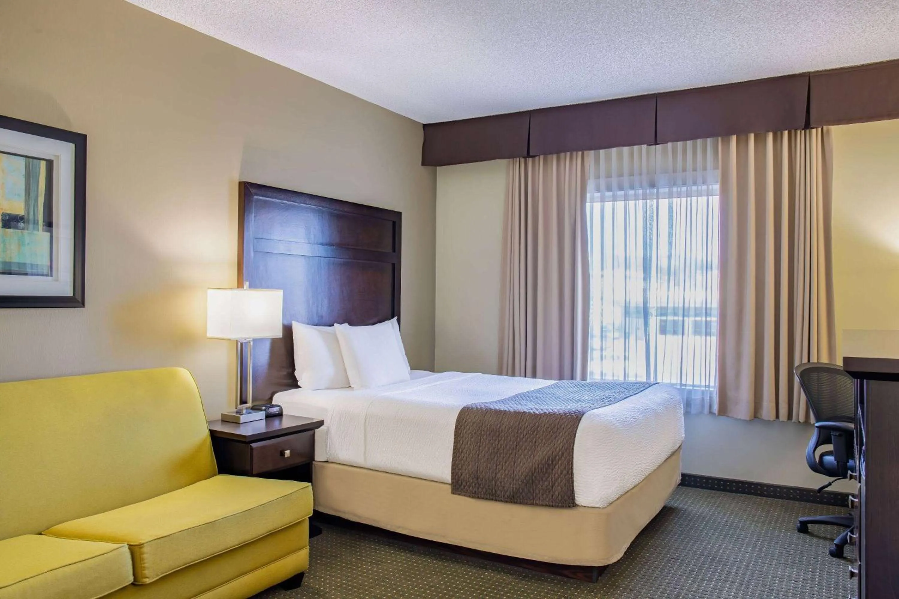 Bed in Days Inn by Wyndham Cranbrook Conference Centre