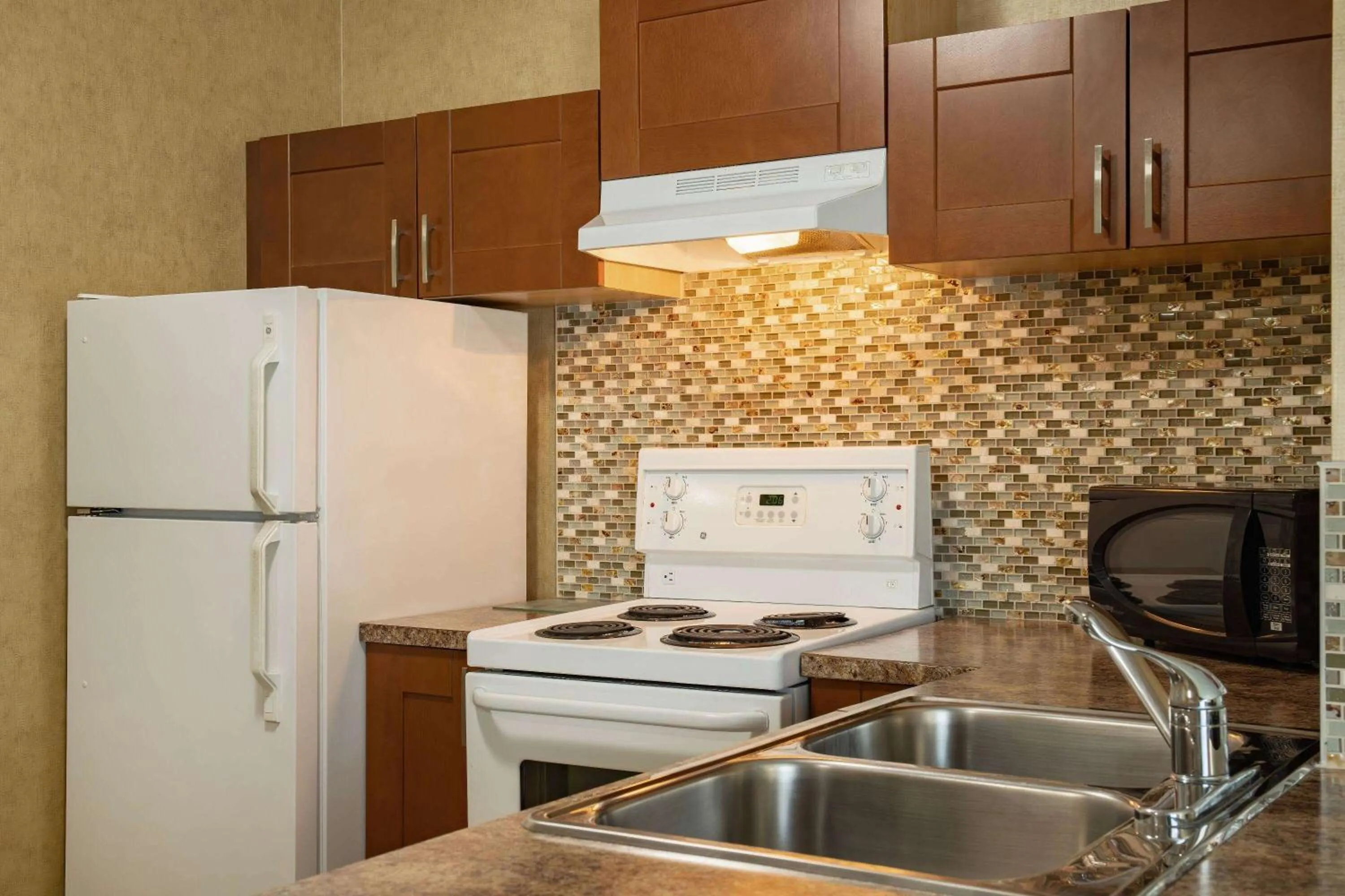 Kitchen or kitchenette in Days Inn by Wyndham Cranbrook Conference Centre