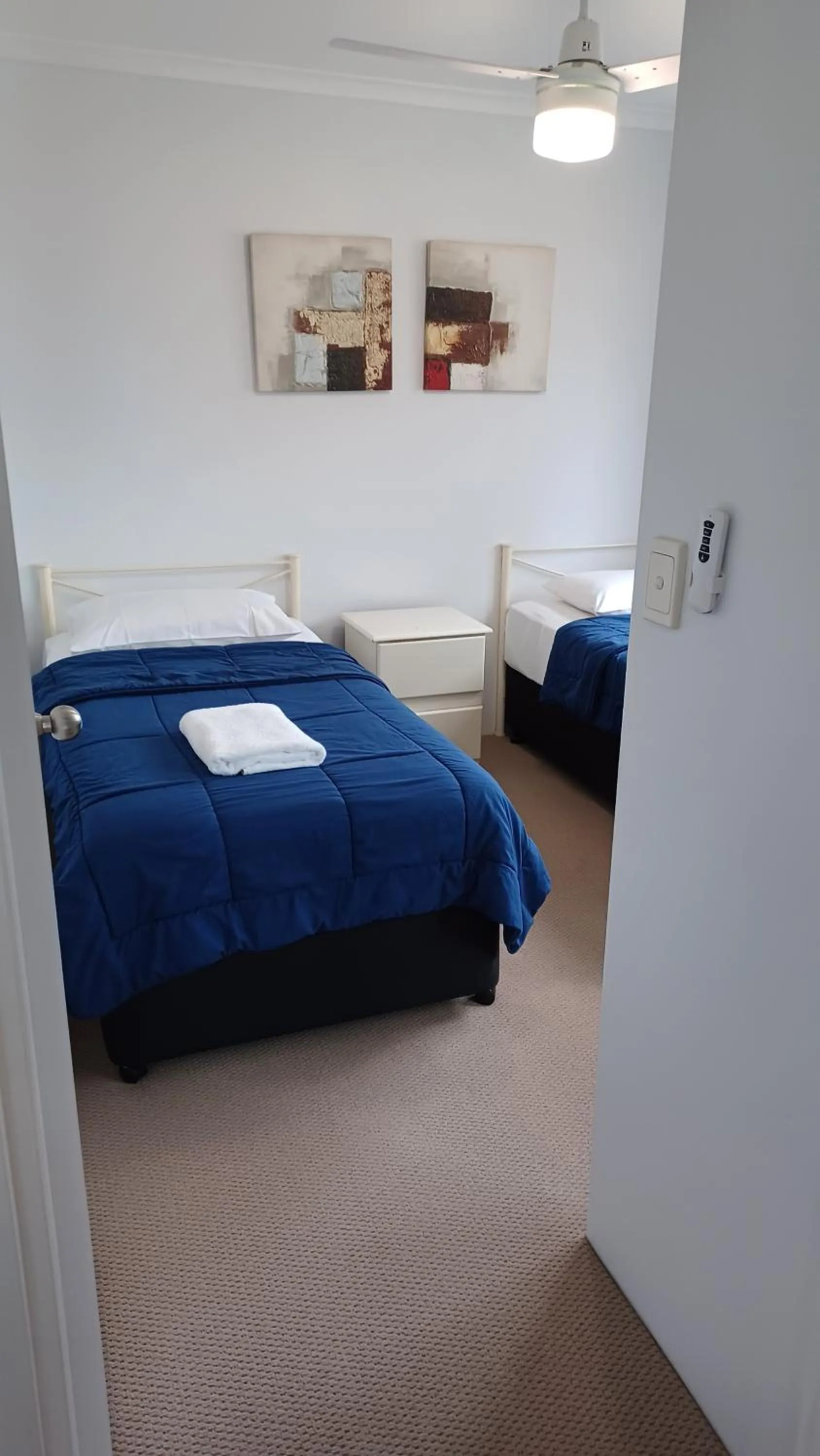 Bedroom, Bed in Blue Waters Apartments