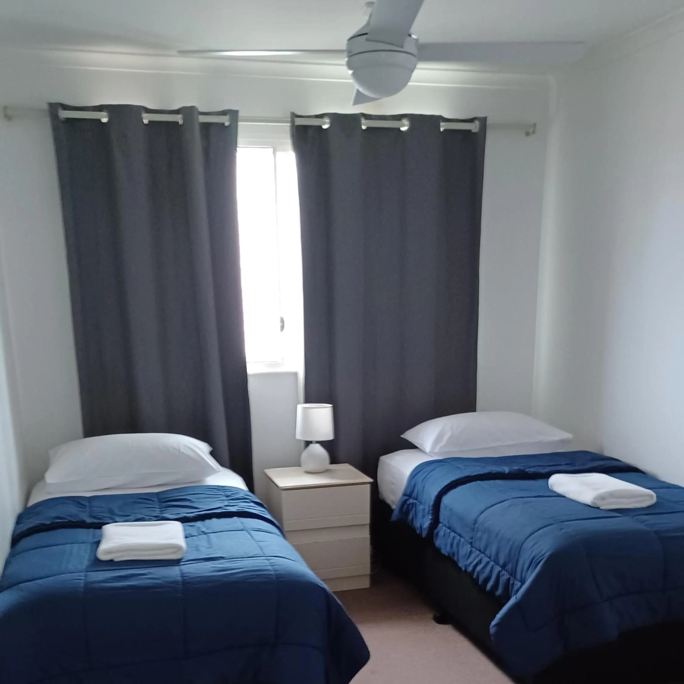 Bedroom, Bed in Blue Waters Apartments