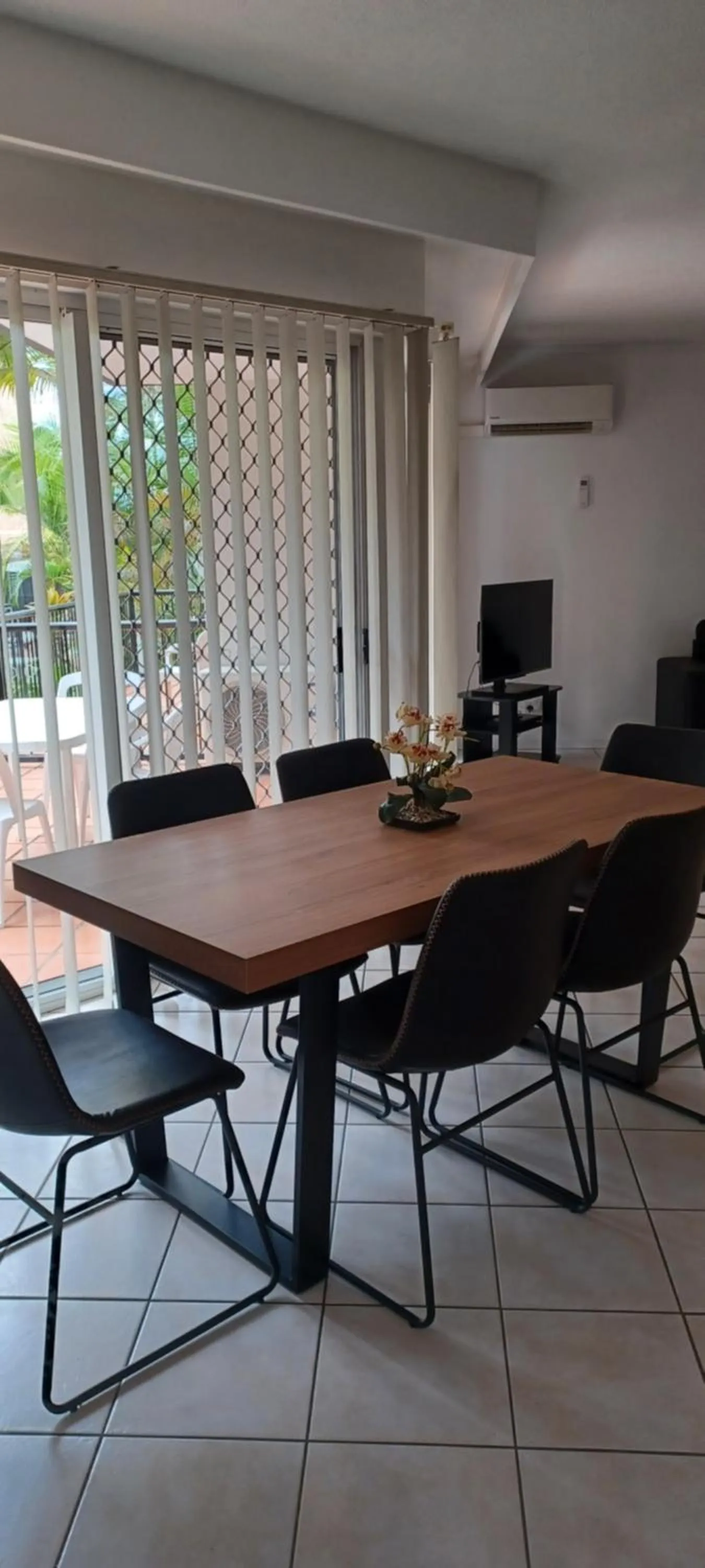 Dining area in Blue Waters Apartments
