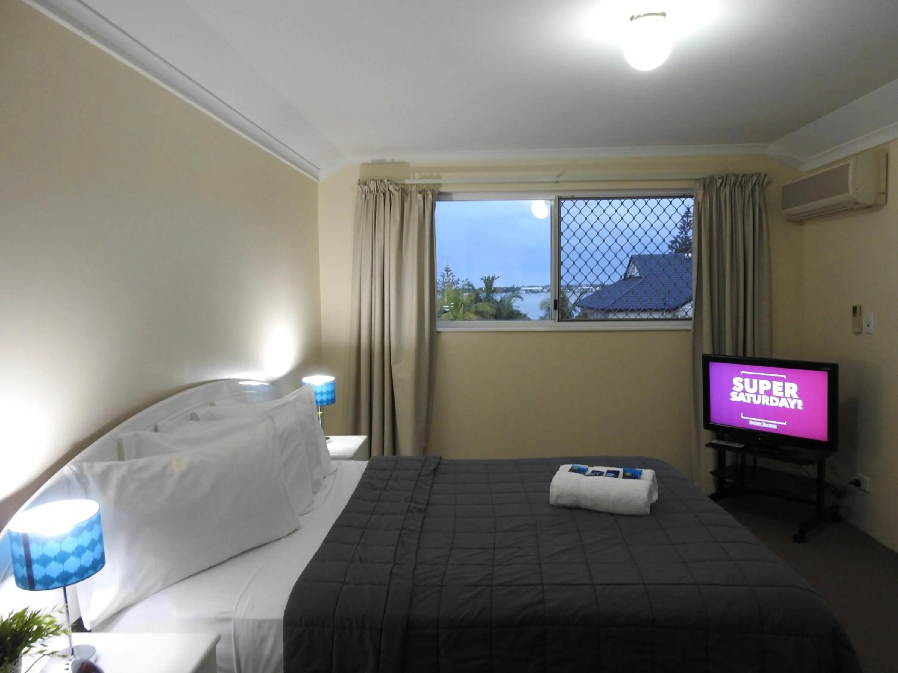 Bedroom, Bed in Blue Waters Apartments