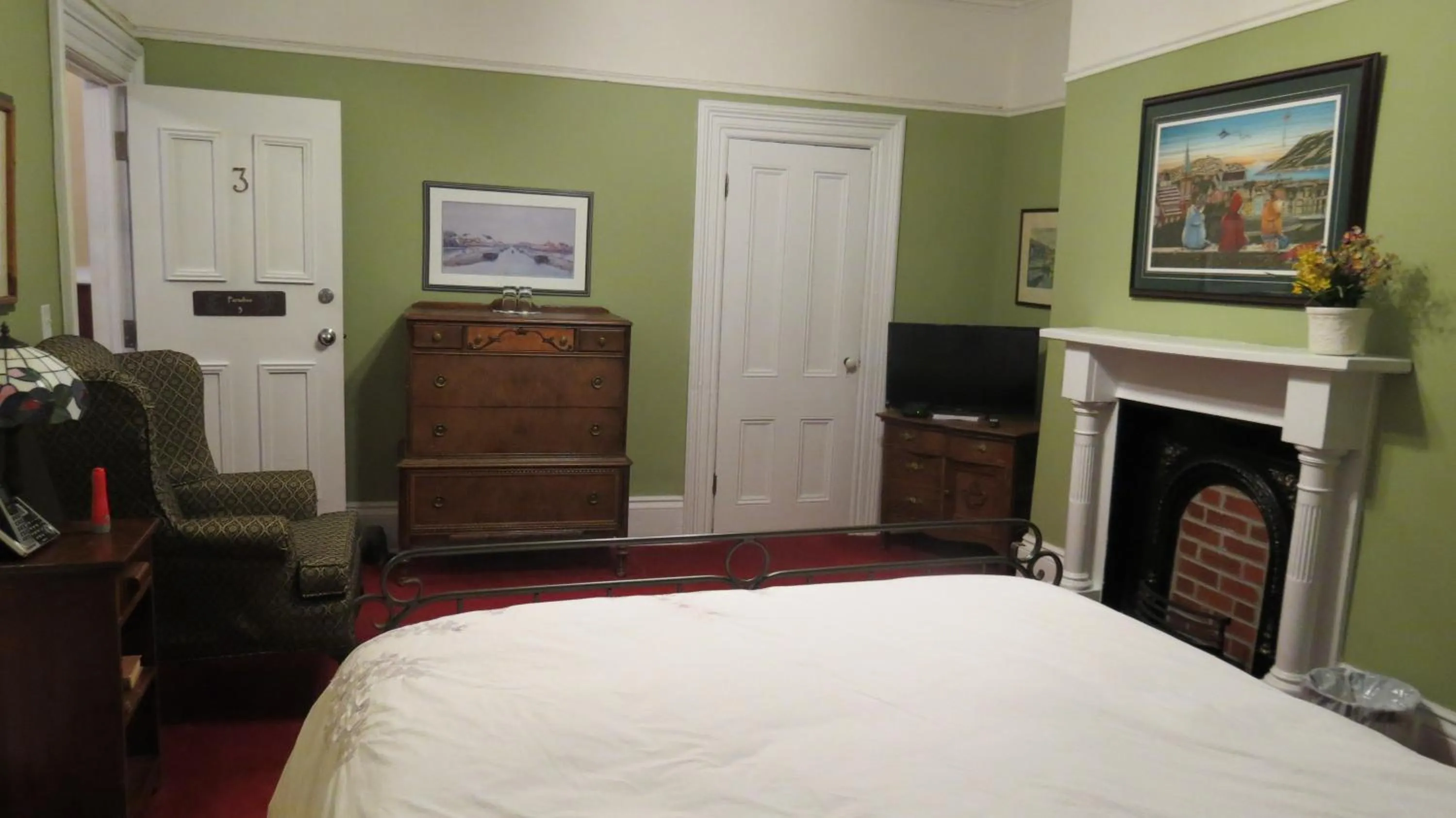 Bed in The Roses Heritage Inn