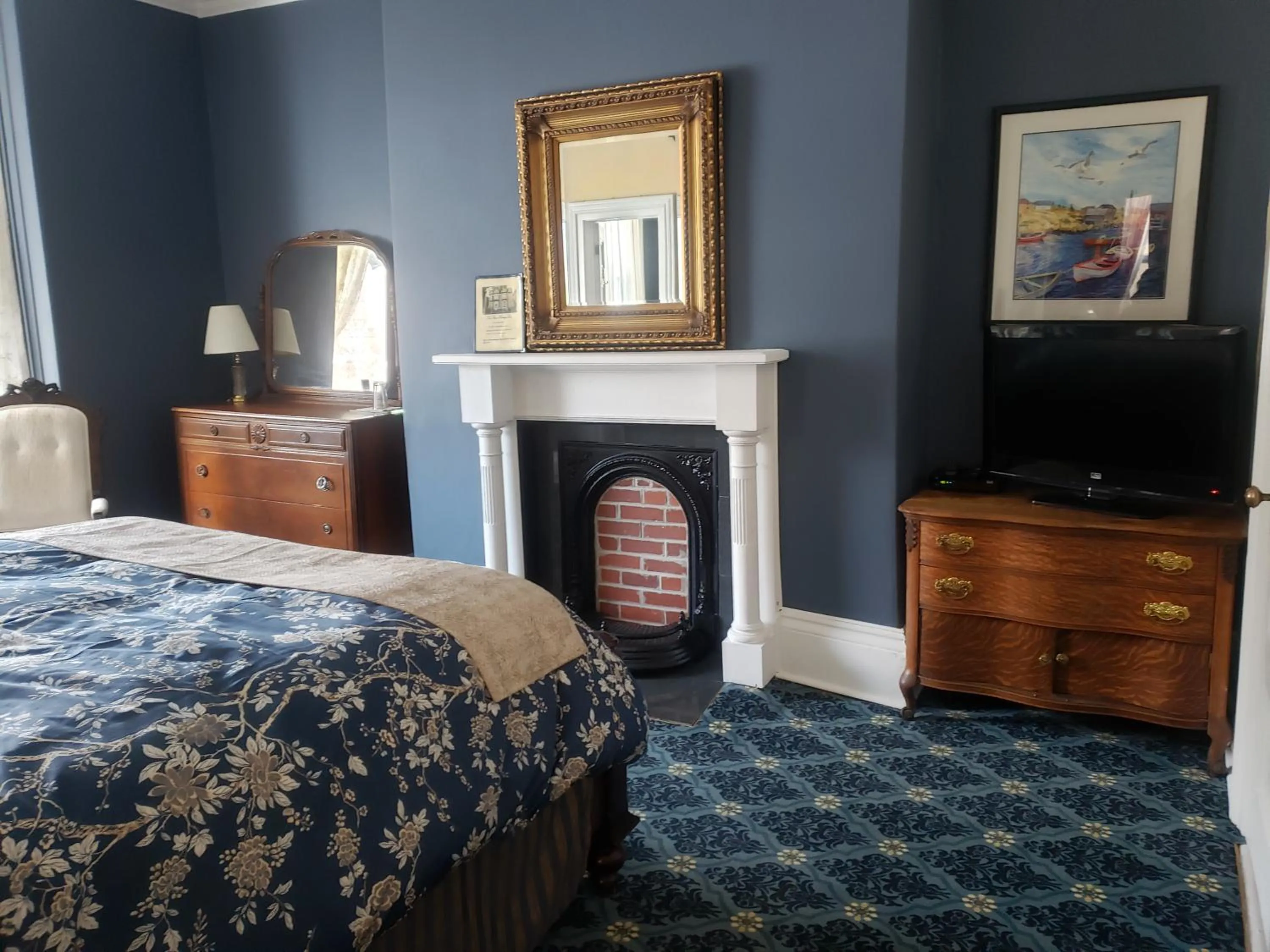 Bed in The Roses Heritage Inn