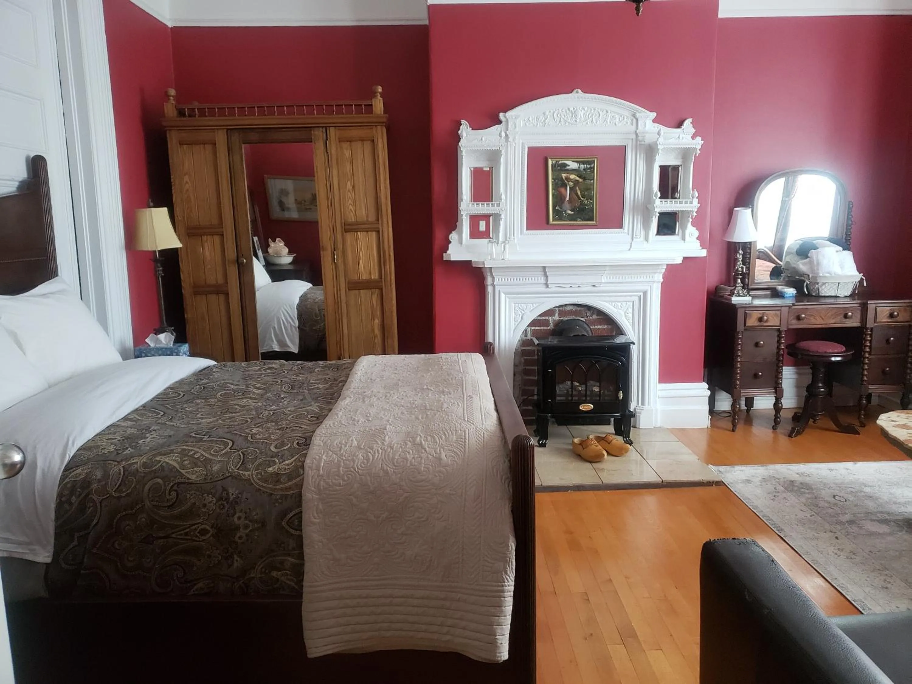 Bed in The Roses Heritage Inn