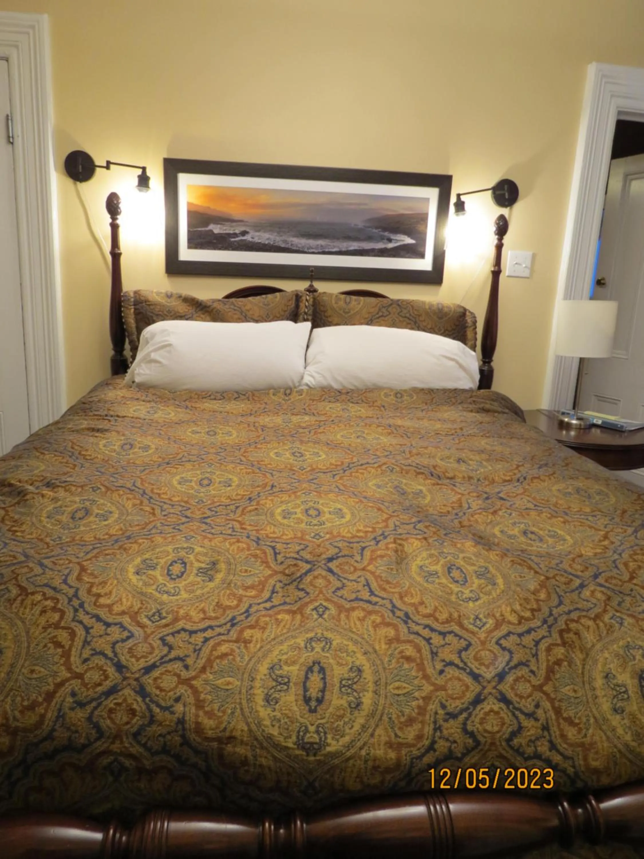 Bed in The Roses Heritage Inn