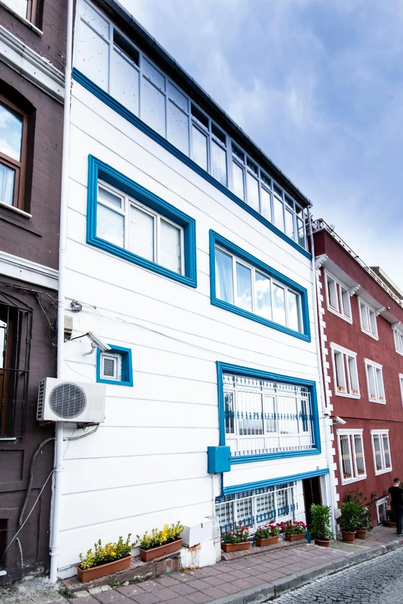 Facade/entrance in White Pearl Apart Hotel