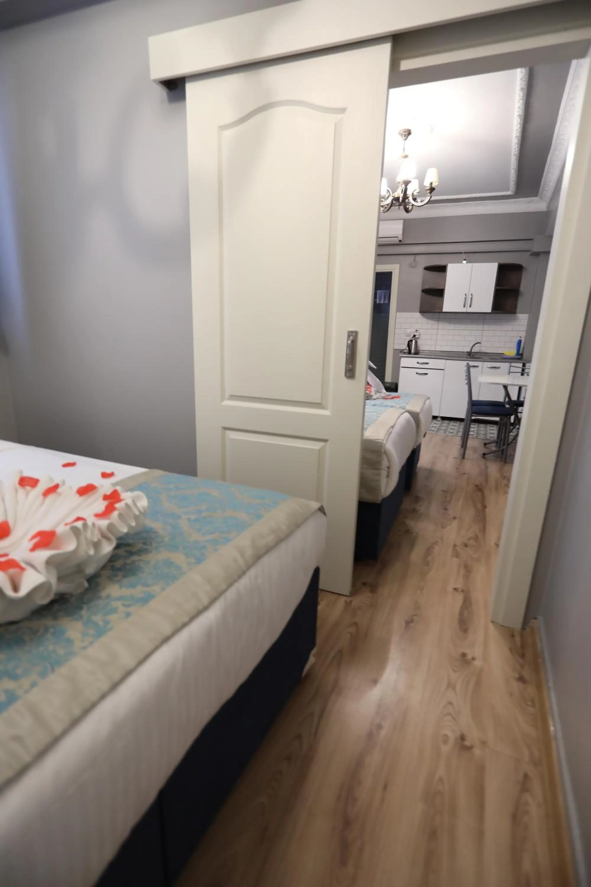 Photo of the whole room, Bed in White Pearl Apart Hotel