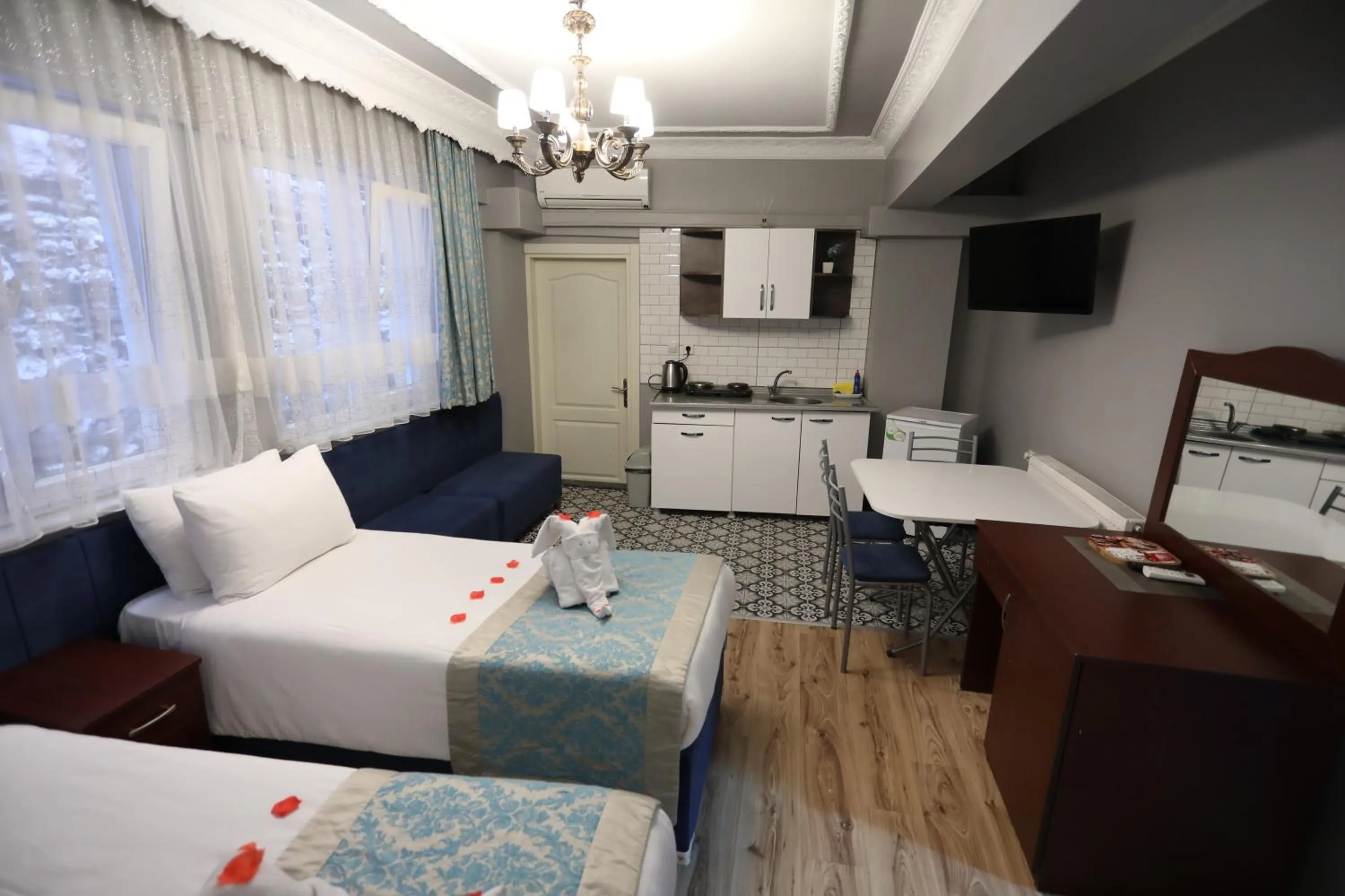 Communal lounge/ TV room, Bed in White Pearl Apart Hotel