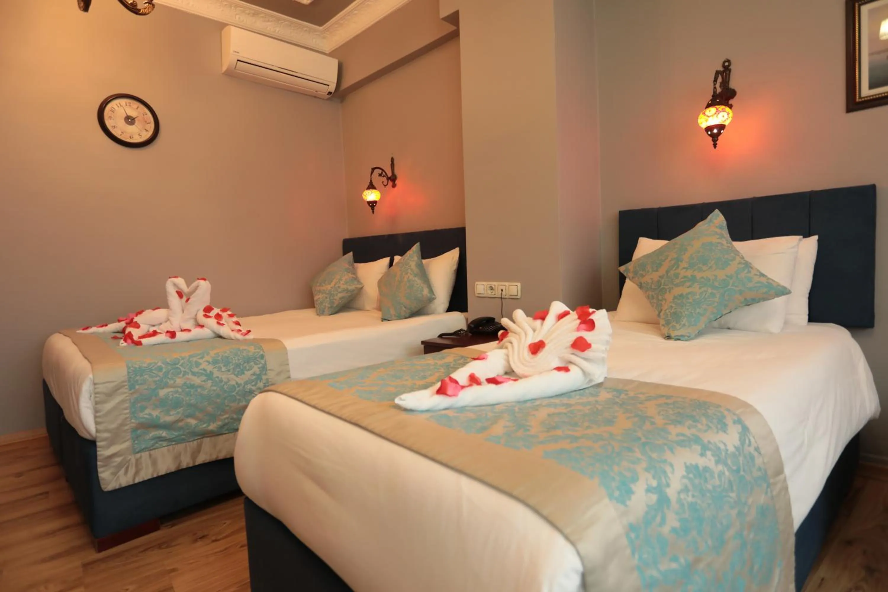 Bed in White Pearl Apart Hotel