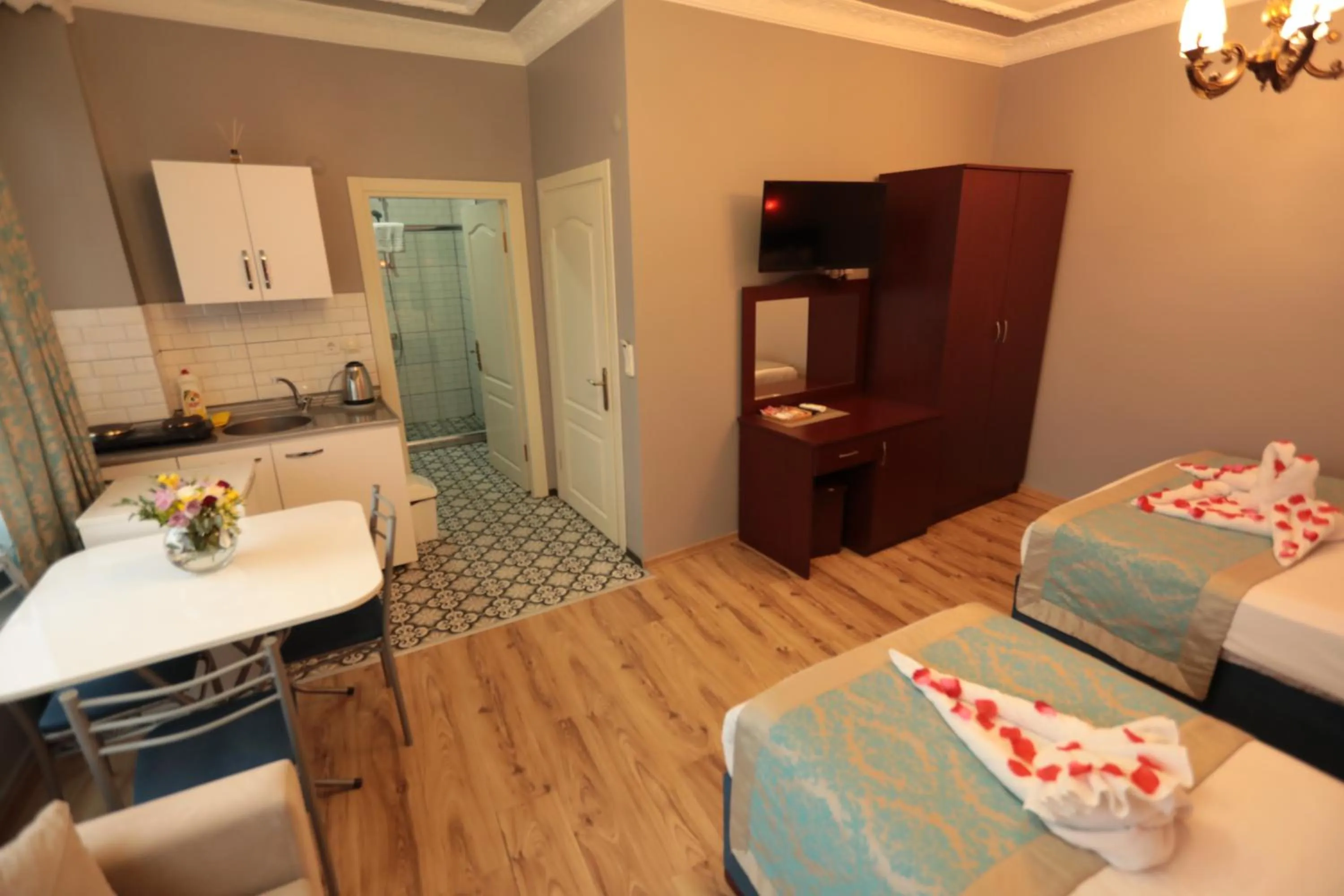 Dining area, Bed in White Pearl Apart Hotel