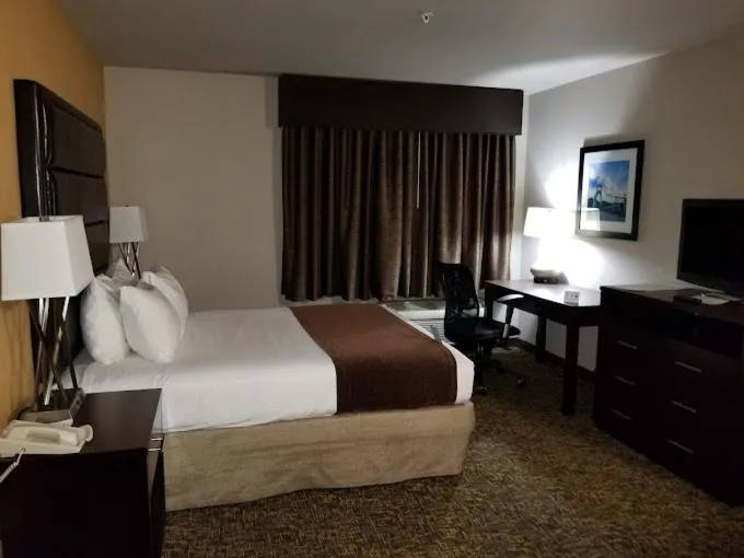 Bed in Best Western Oak Meadows Inn