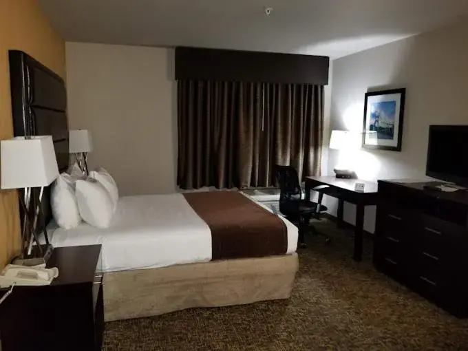 Junior Queen Suite with Sofa Bed in Best Western Oak Meadows Inn Junior Queen Suite with Sofa Bed in Best Western Oak Meadows Inn