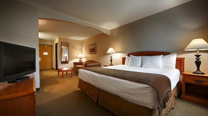 Bed in Best Western Oak Meadows Inn