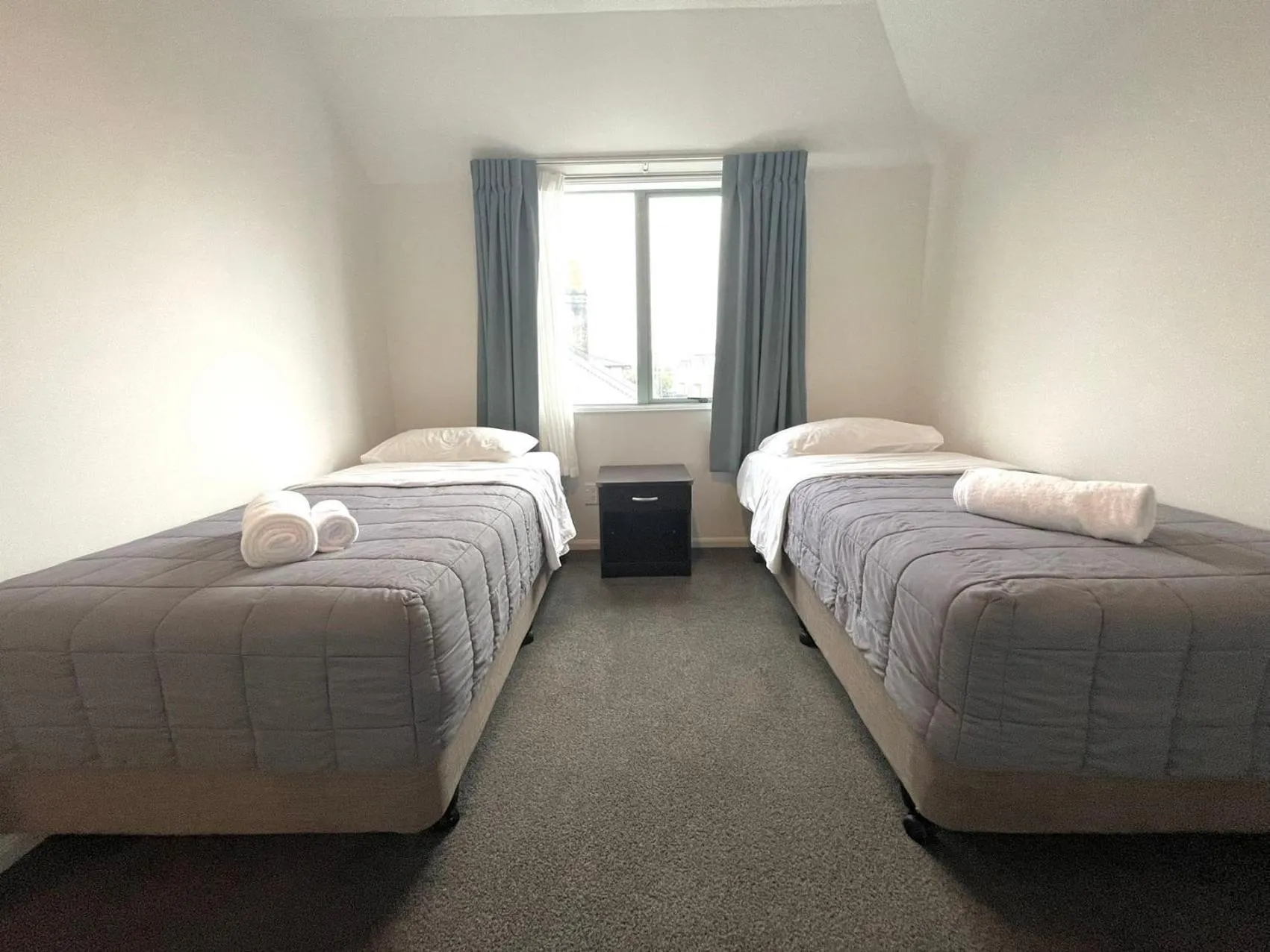 Bed in Alcala Motor Lodge