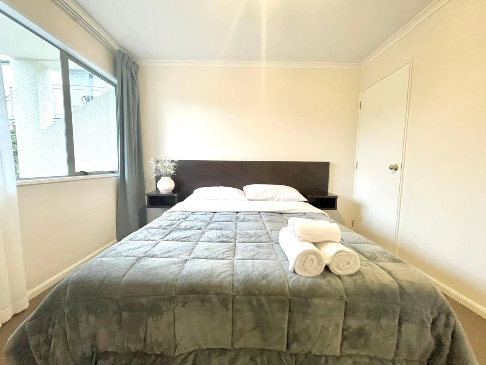 Bed in Alcala Motor Lodge