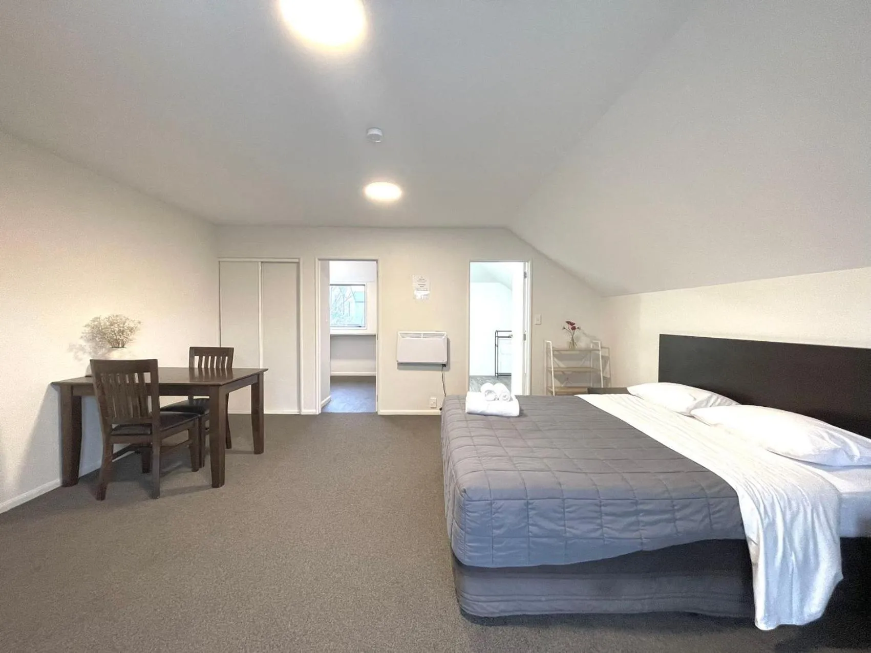 Bed in Alcala Motor Lodge