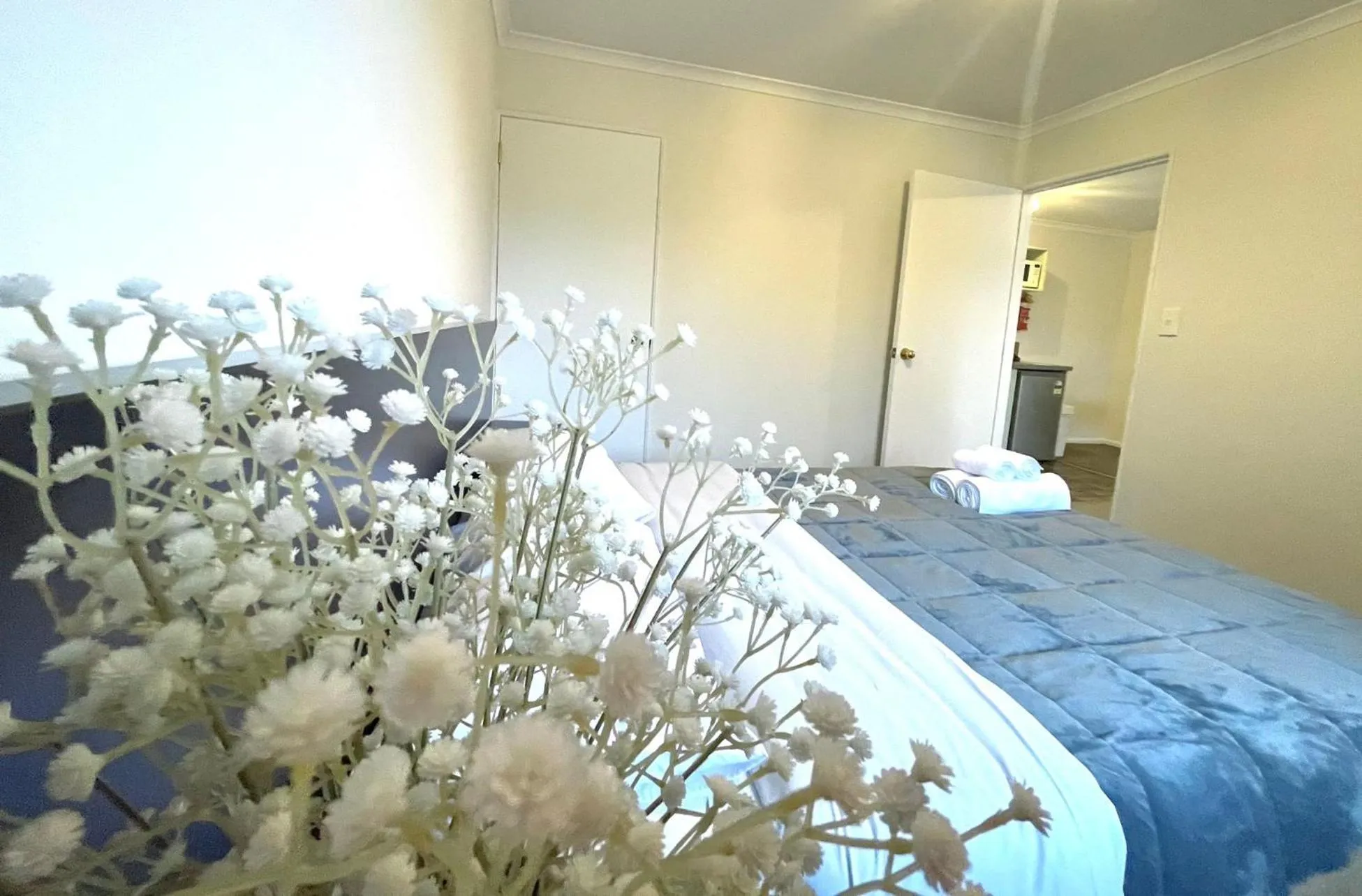 Bed in Alcala Motor Lodge