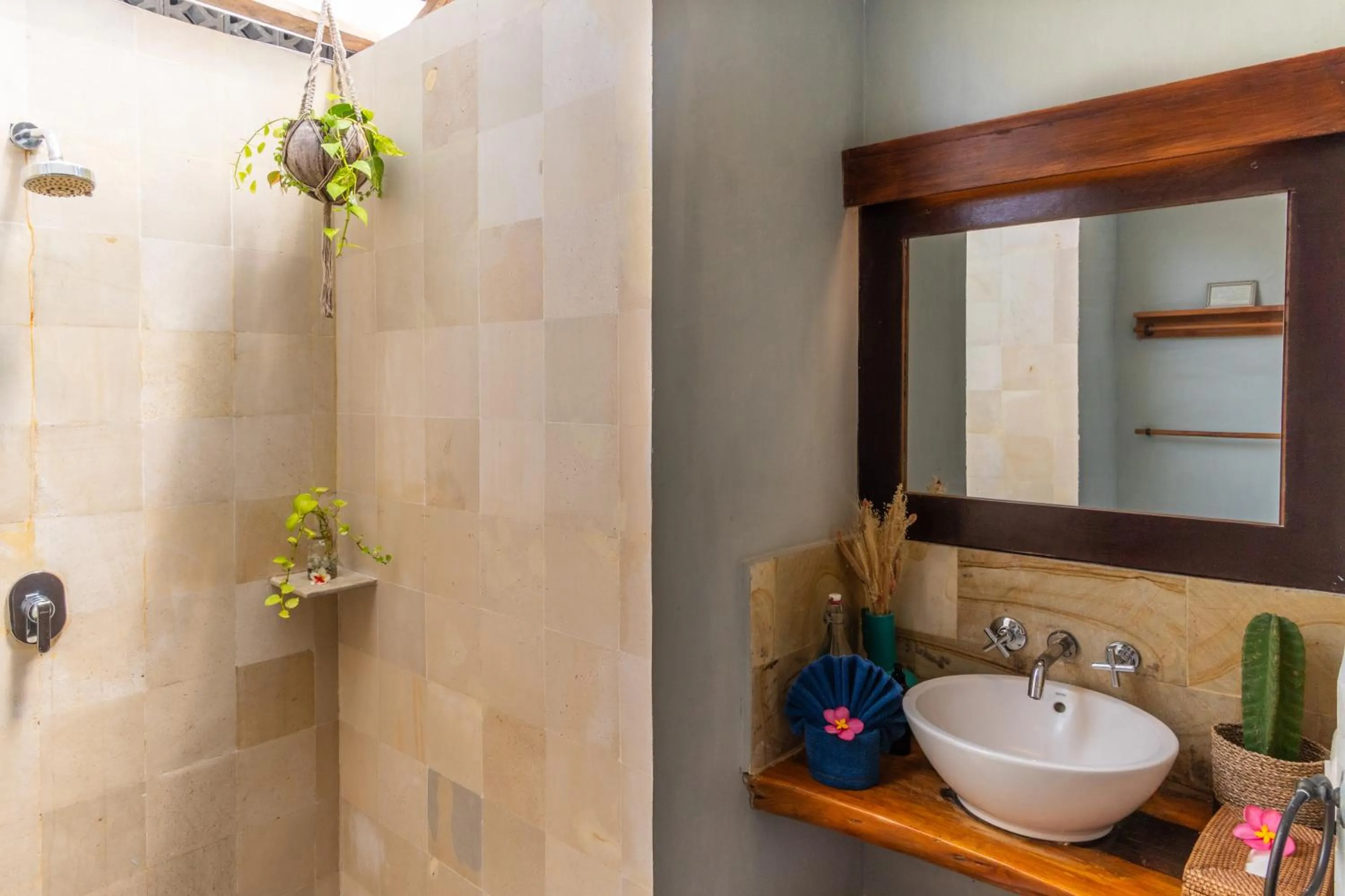 Shower in Bale Sampan Boutique Bungalows