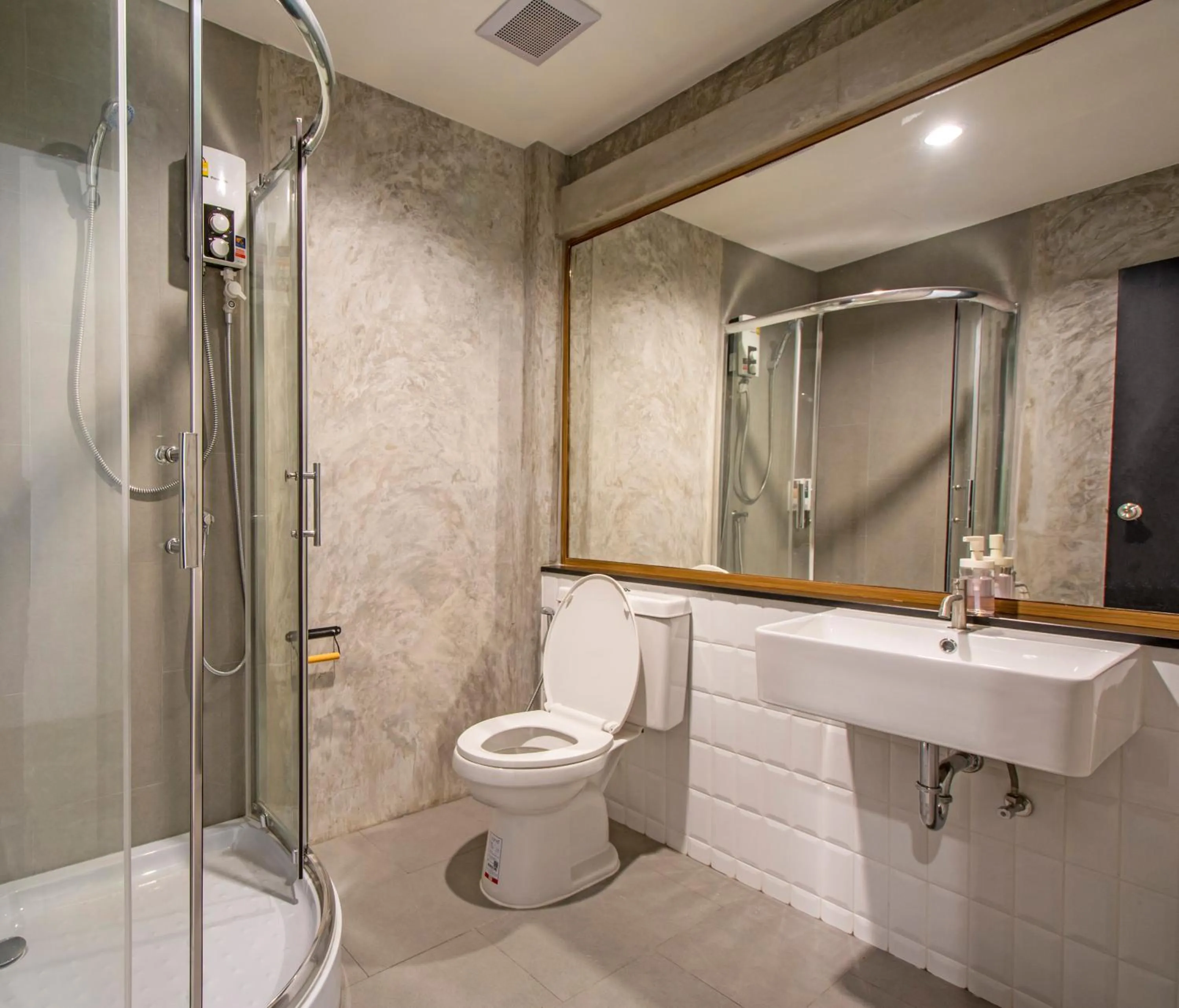 Shower in Lost Inn BKK