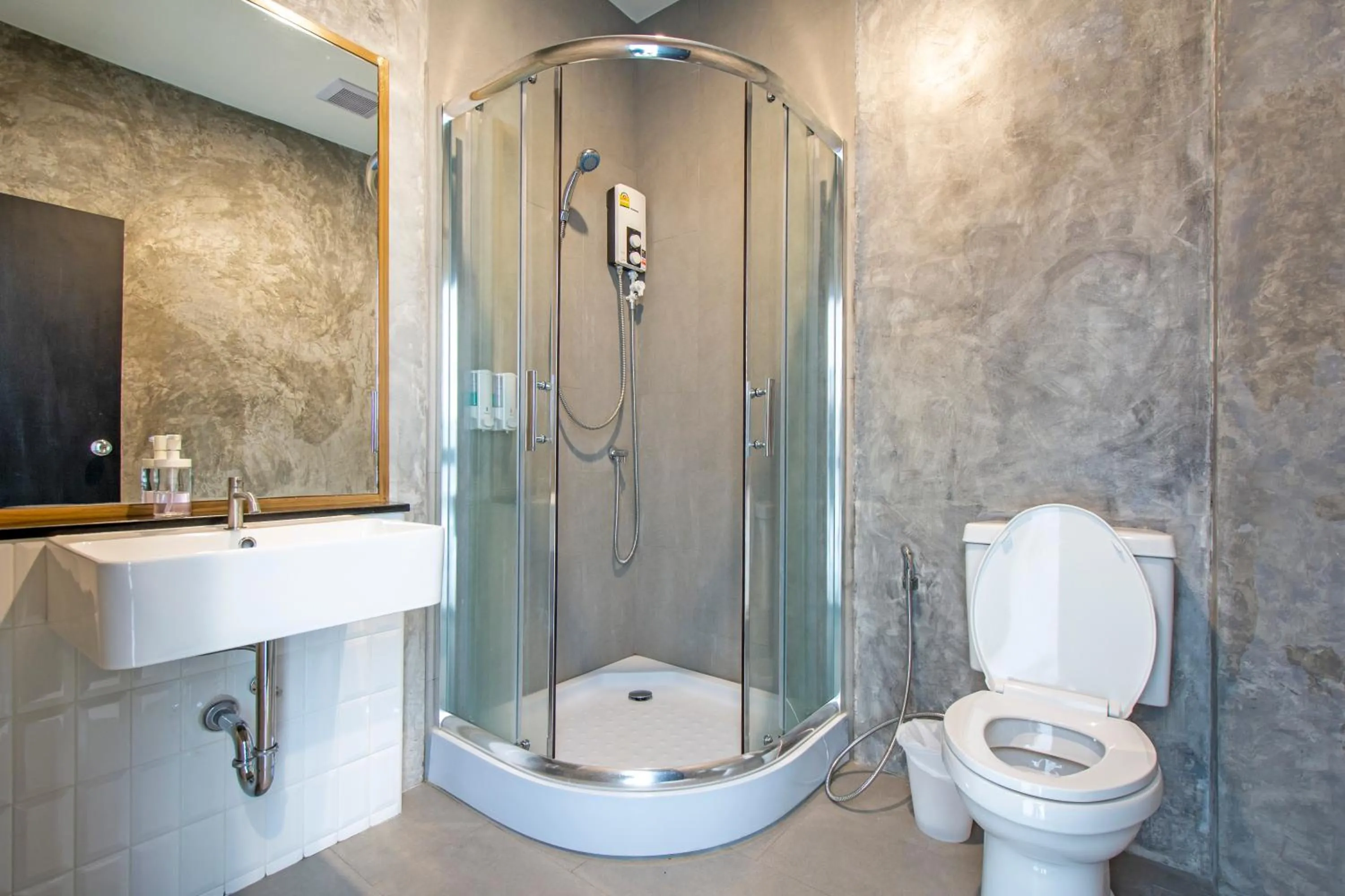 Shower in Lost Inn BKK